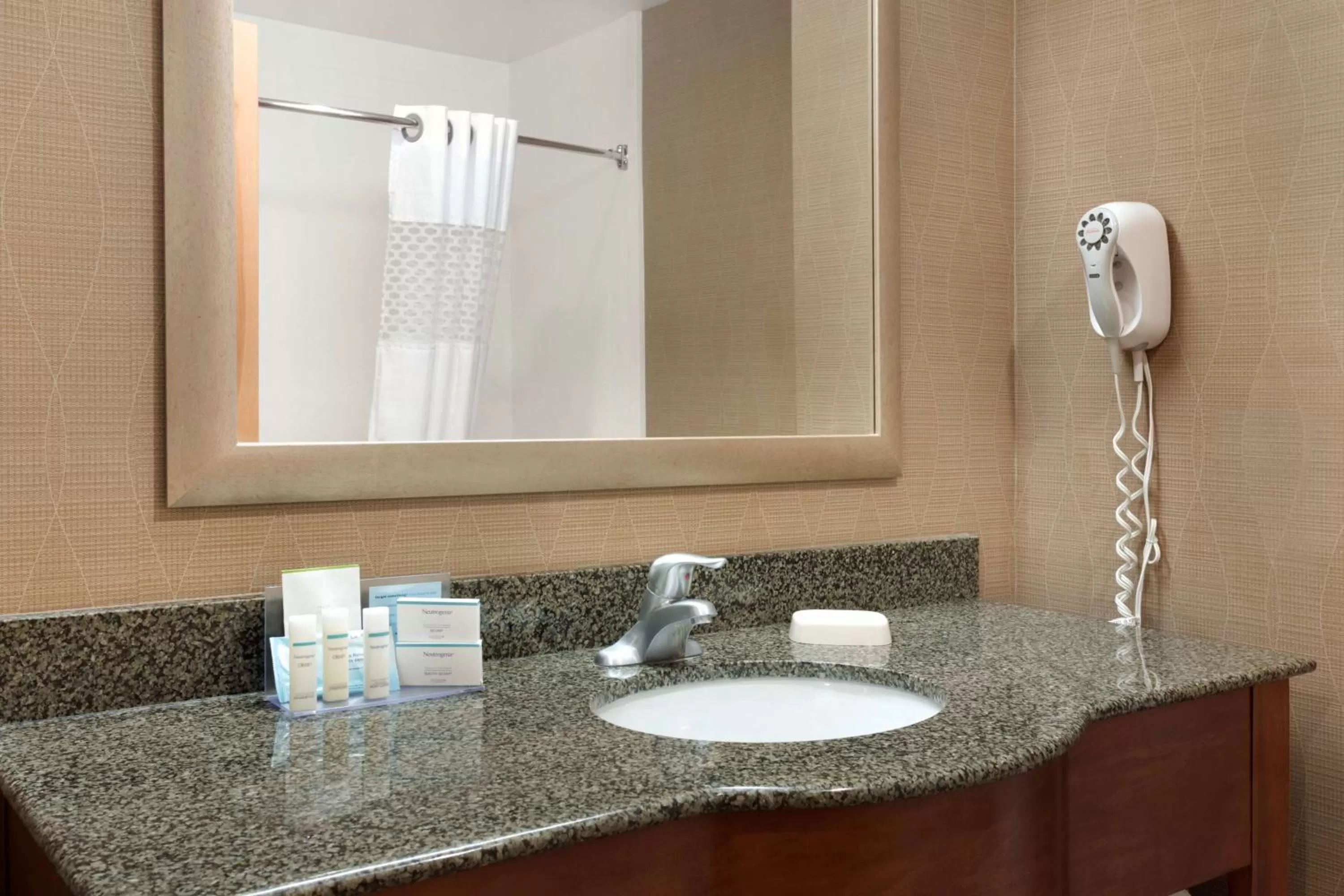 Bathroom in Hampton Inn & Suites Birmingham Airport Area