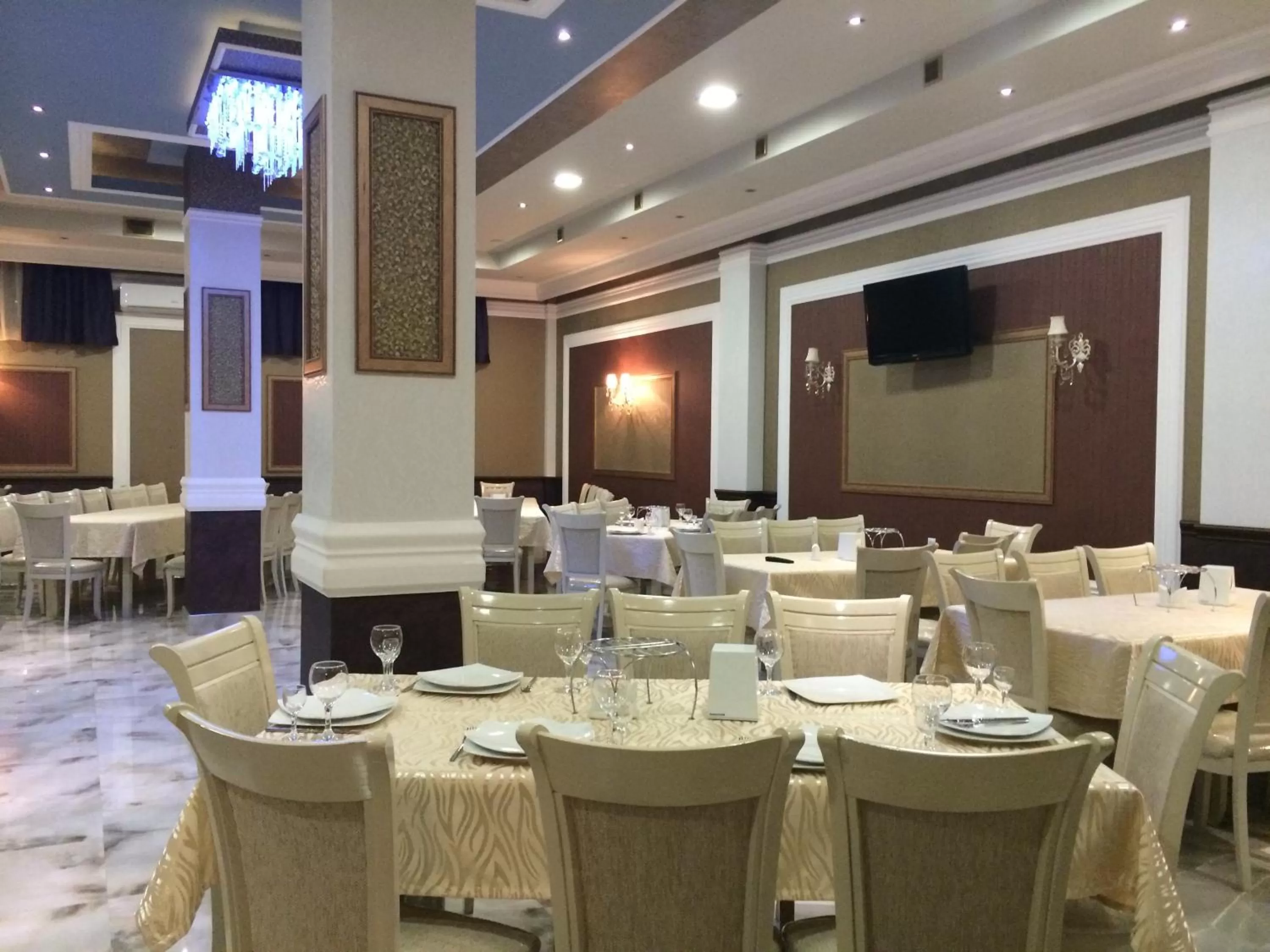 Restaurant/places to eat in Lara Hotel