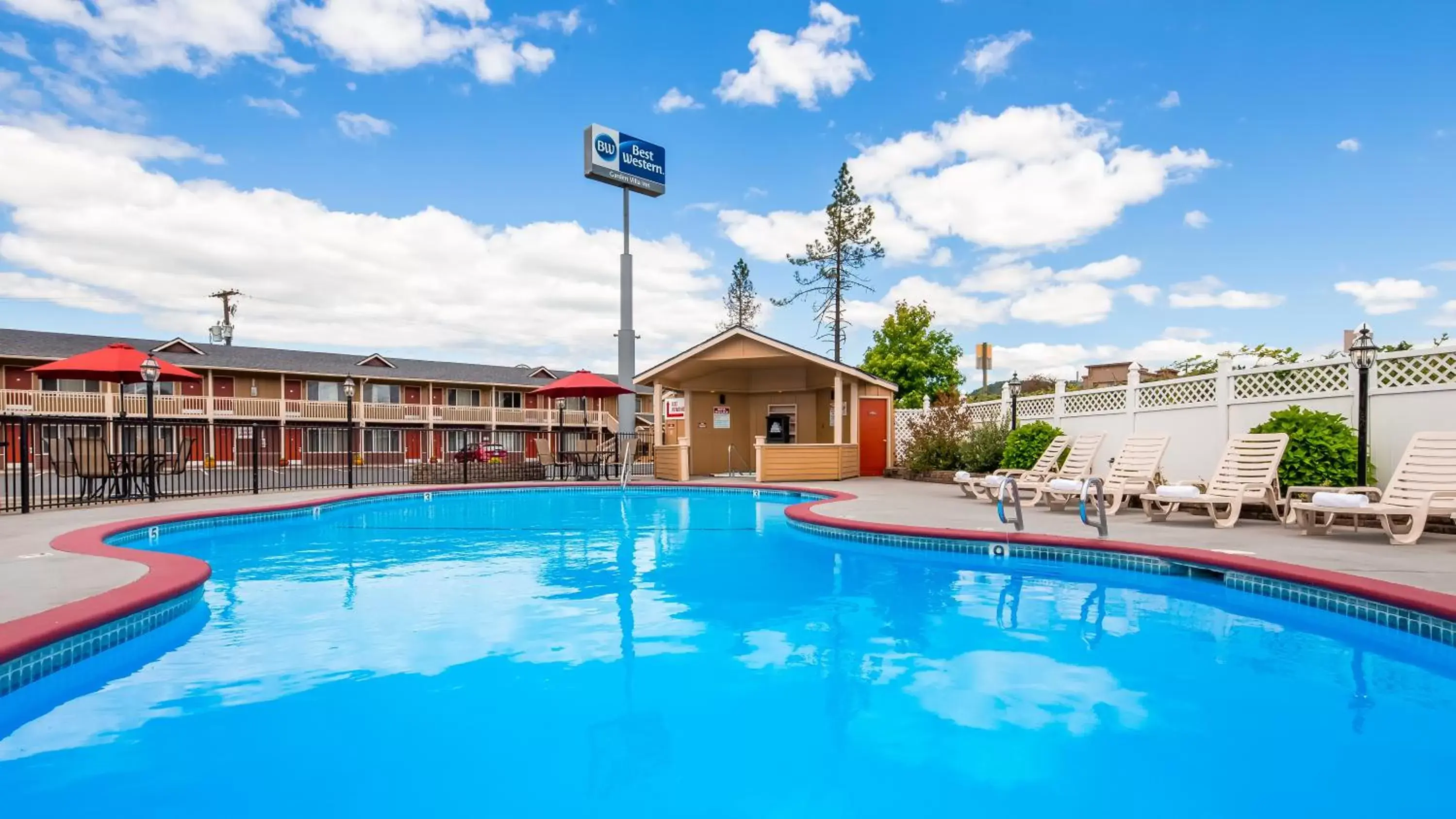 Swimming Pool in Best Western Garden Villa Inn