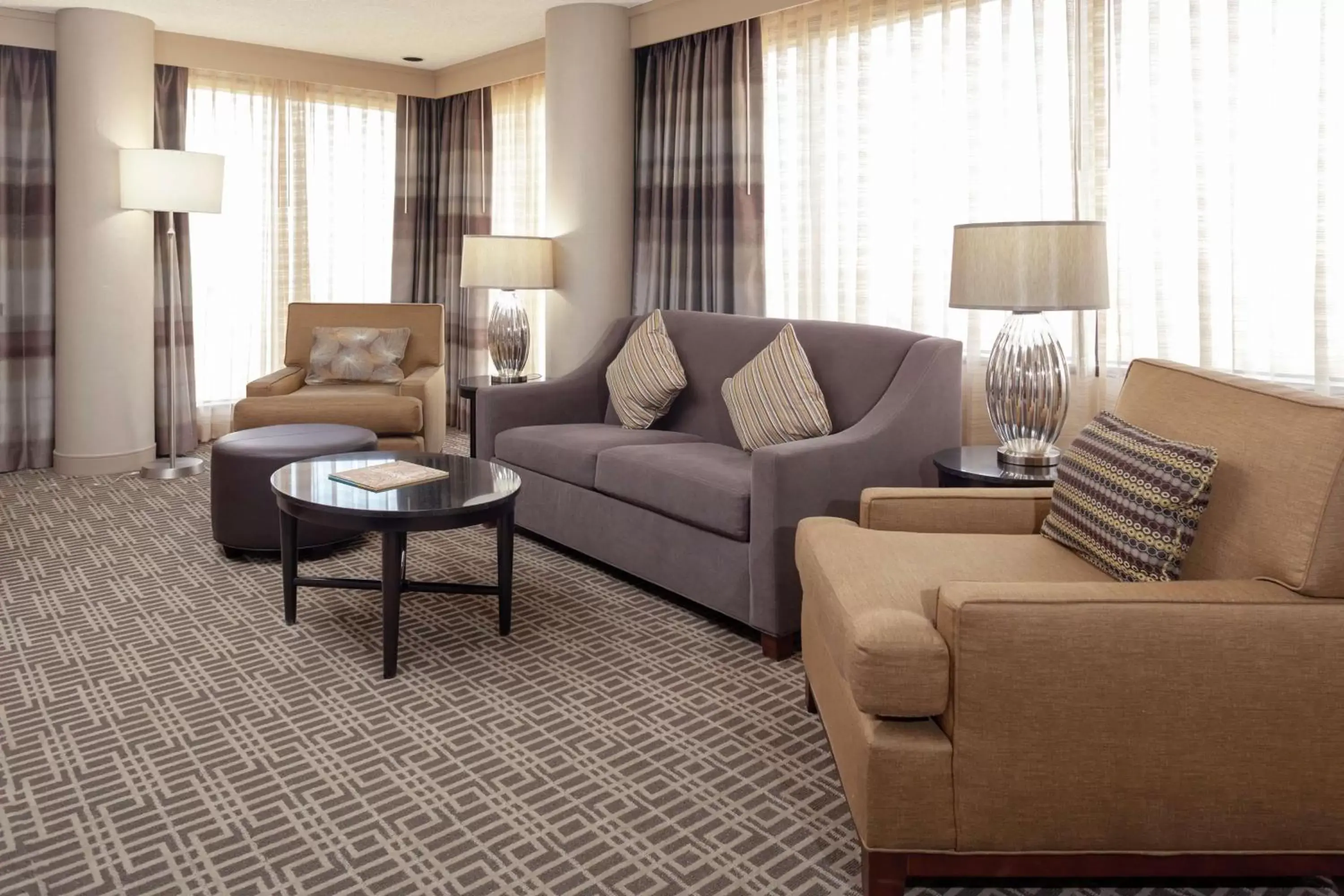 Living room, Seating Area in DoubleTree by Hilton Kansas City - Overland Park