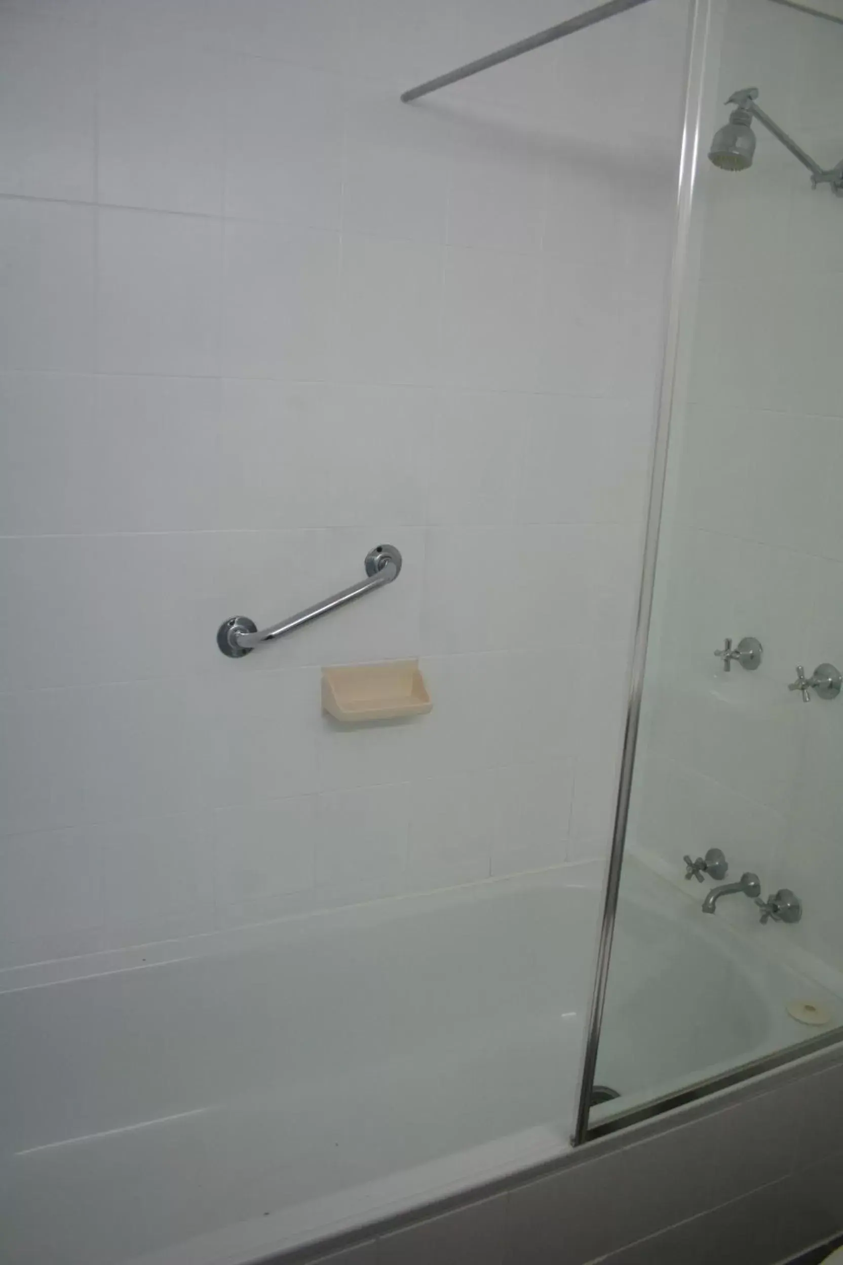 Shower, Bathroom in Club Motel Armidale
