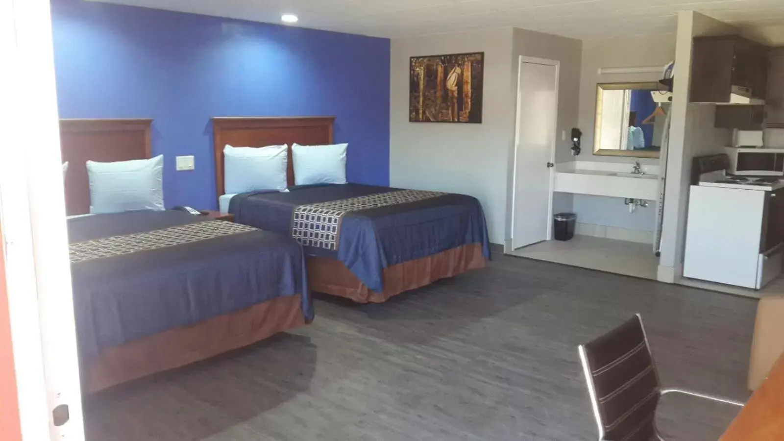 Double Room with Extra Bed in Paris Inn and Suites Double Room with Extra Bed in Paris Inn and Suites