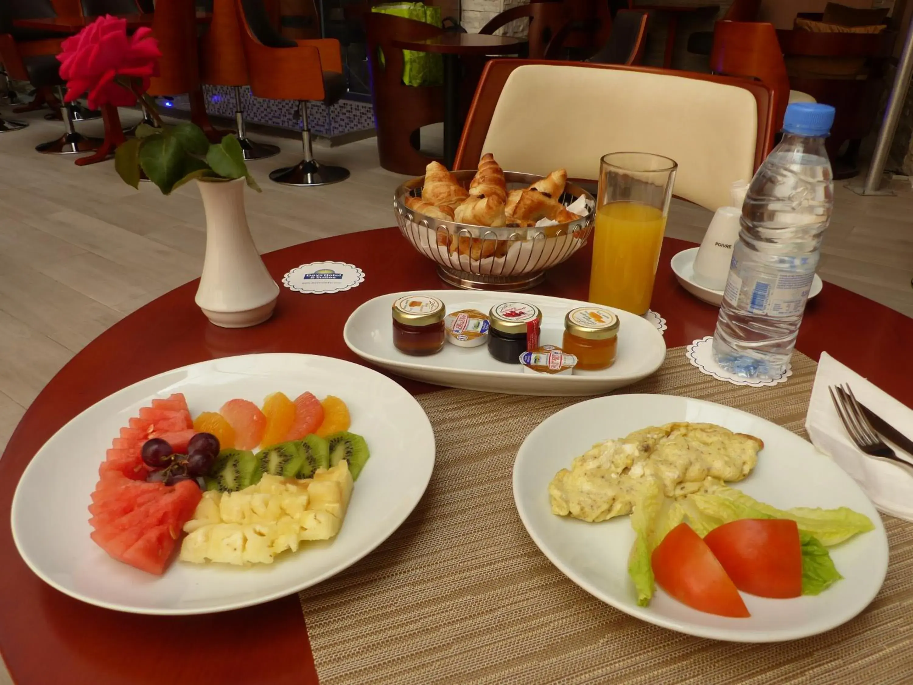 Food and drinks in Days Hotel & Suites by Wyndham Dakar