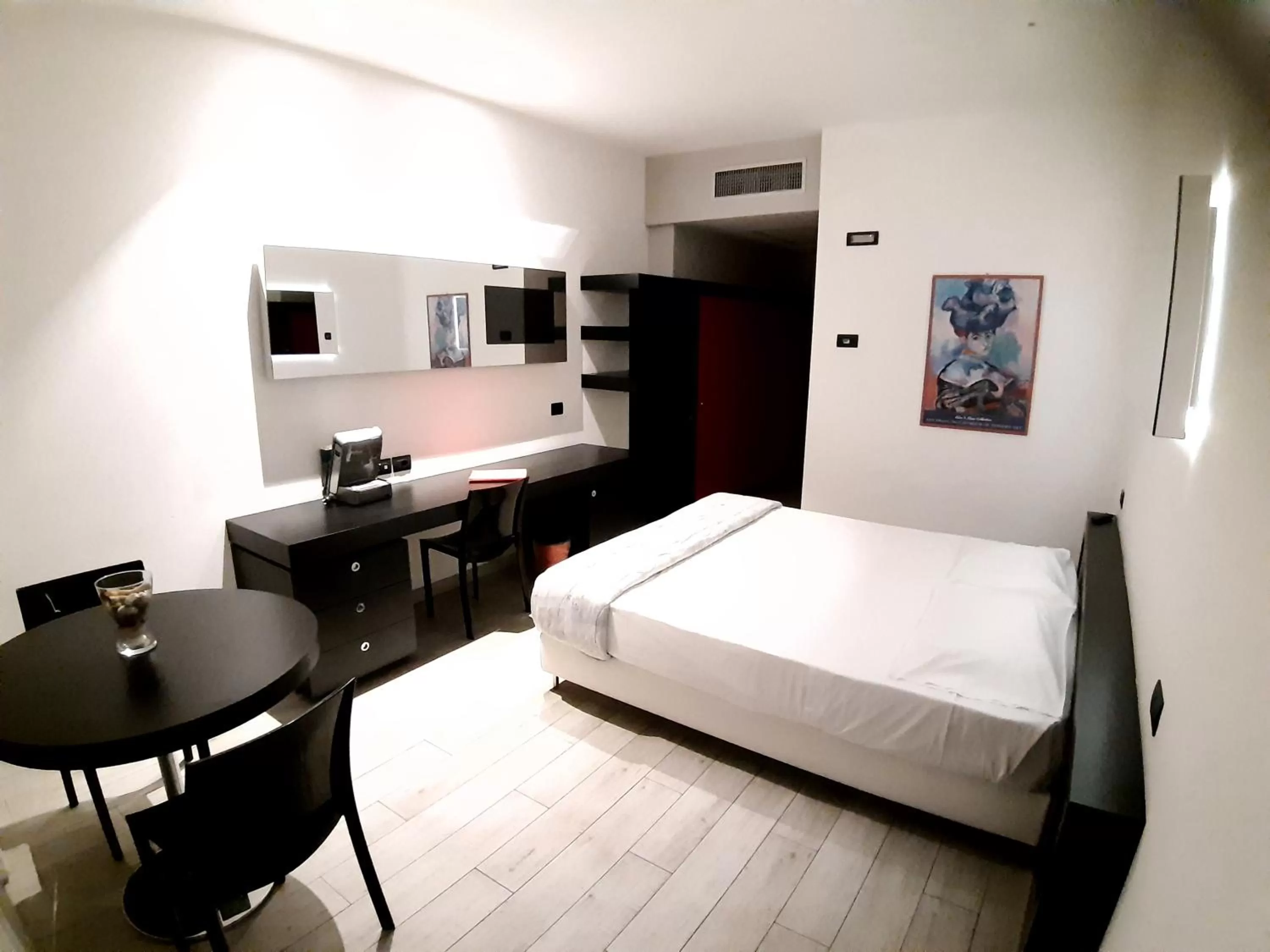 Photo of the whole room, Bed in Blue Shades Hotel