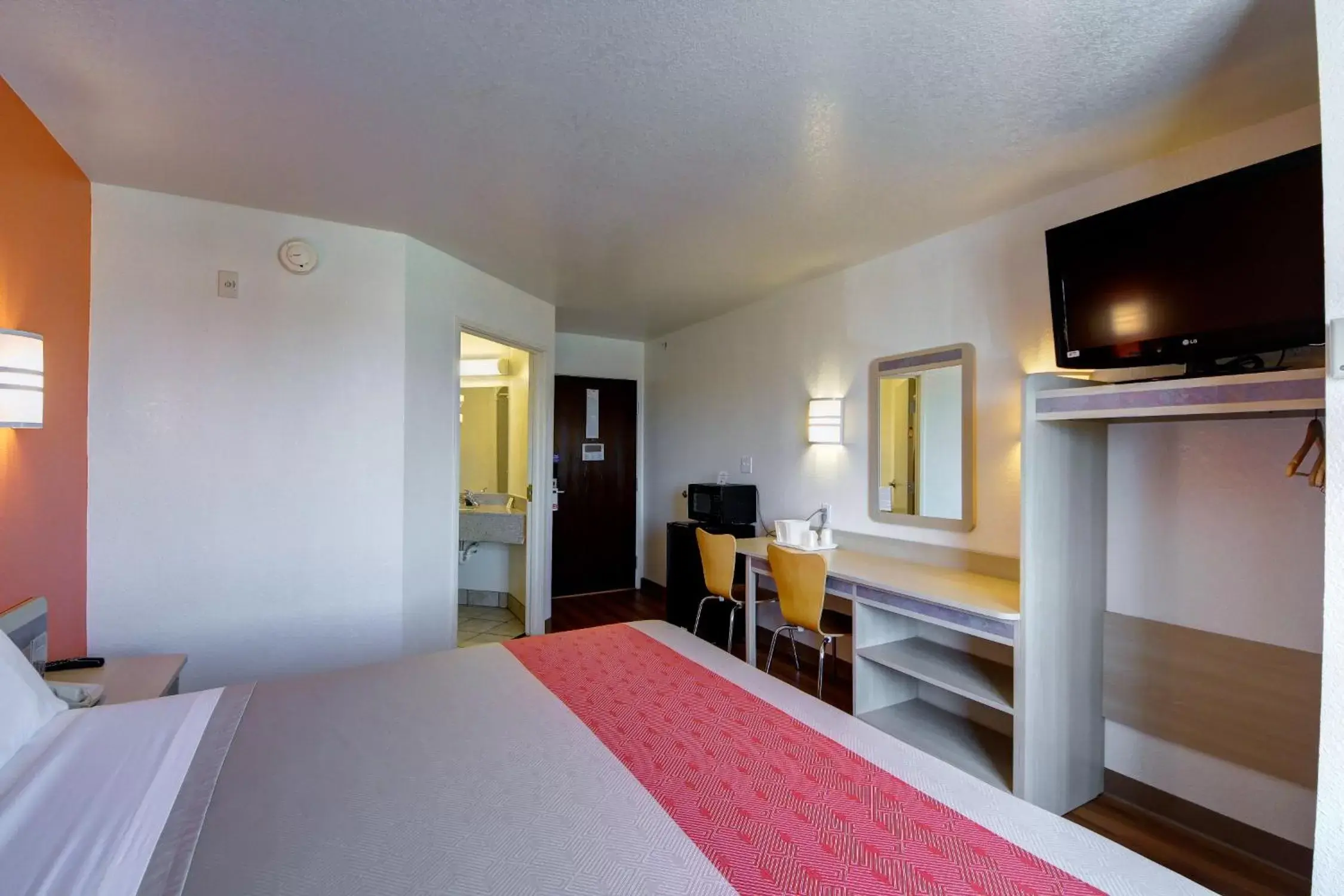 Photo of the whole room, TV/Entertainment Center in Motel 6-El Reno, OK