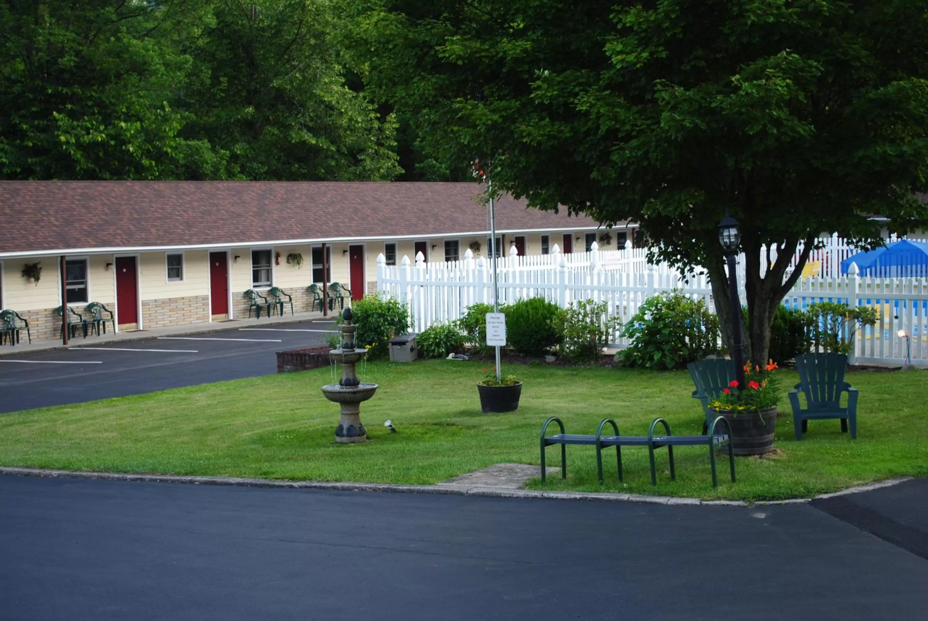 Day in Fran Cove Motel