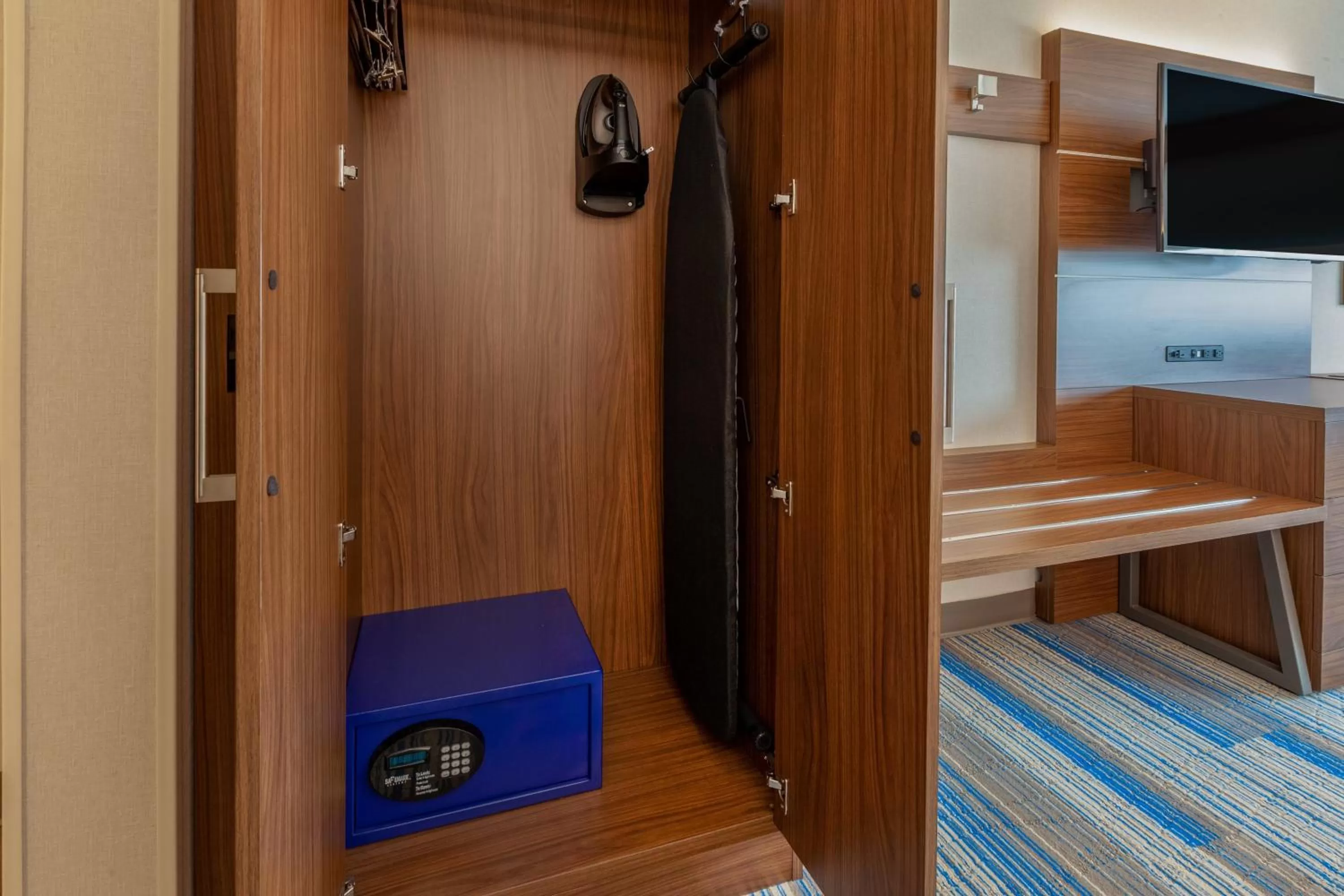 King Room - Hearing Accessible - Roll-in Shower in Holiday Inn Express & Suites Brunswick-Harpers Ferry Area, an IHG Hotel