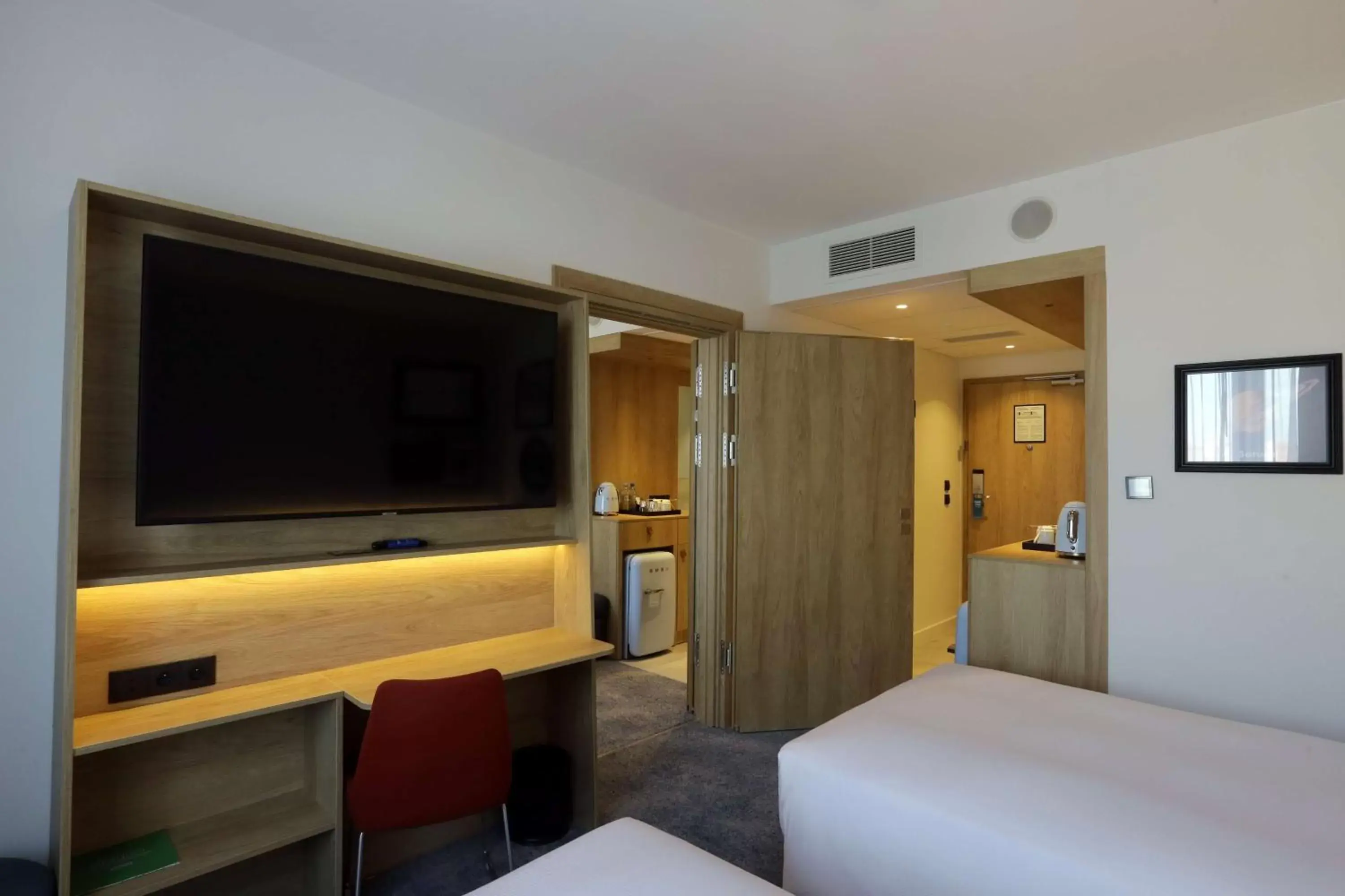 Bedroom, TV/Entertainment Center in Hampton By Hilton Olsztyn