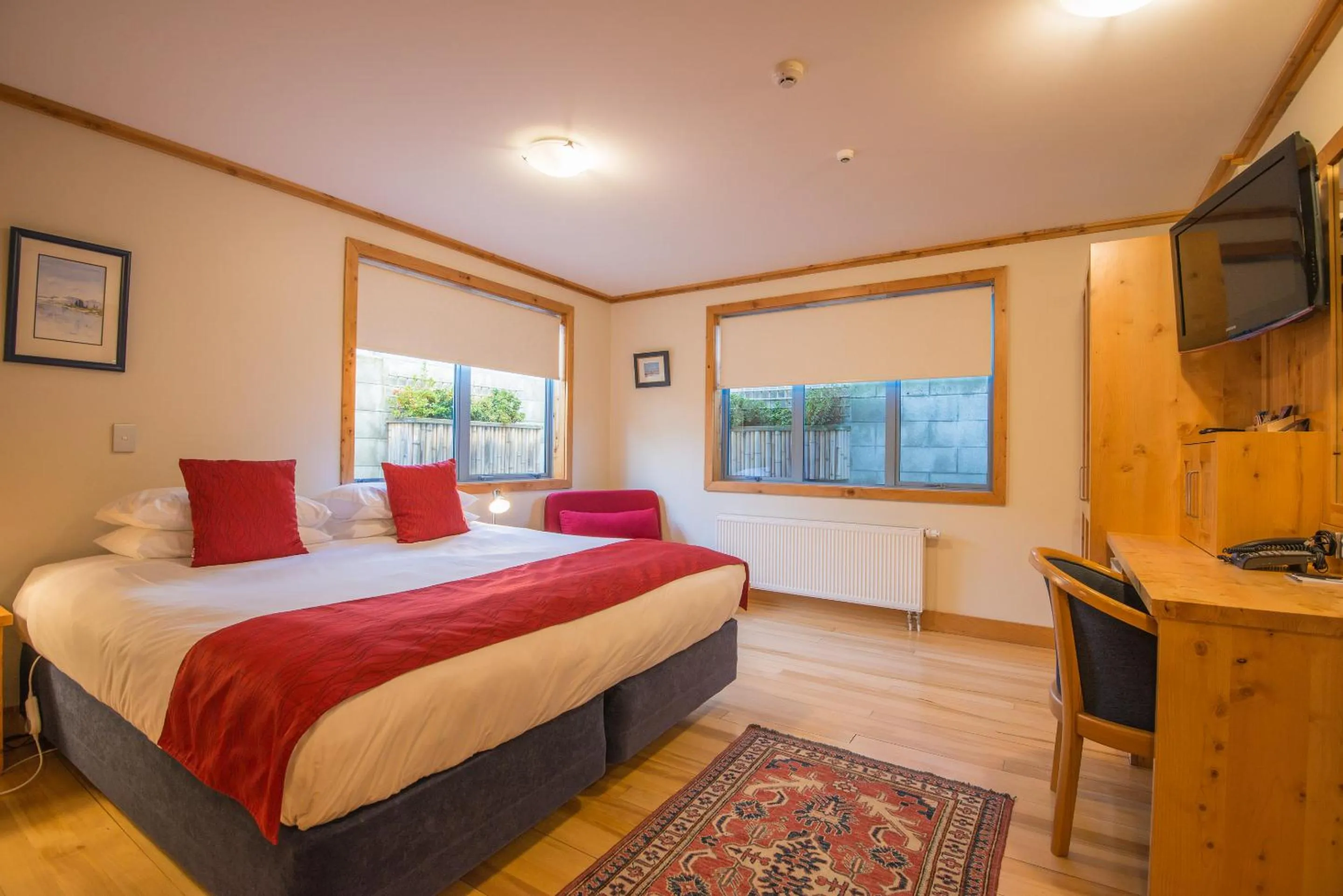 Photo of the whole room, Bed in Coronation Lodge