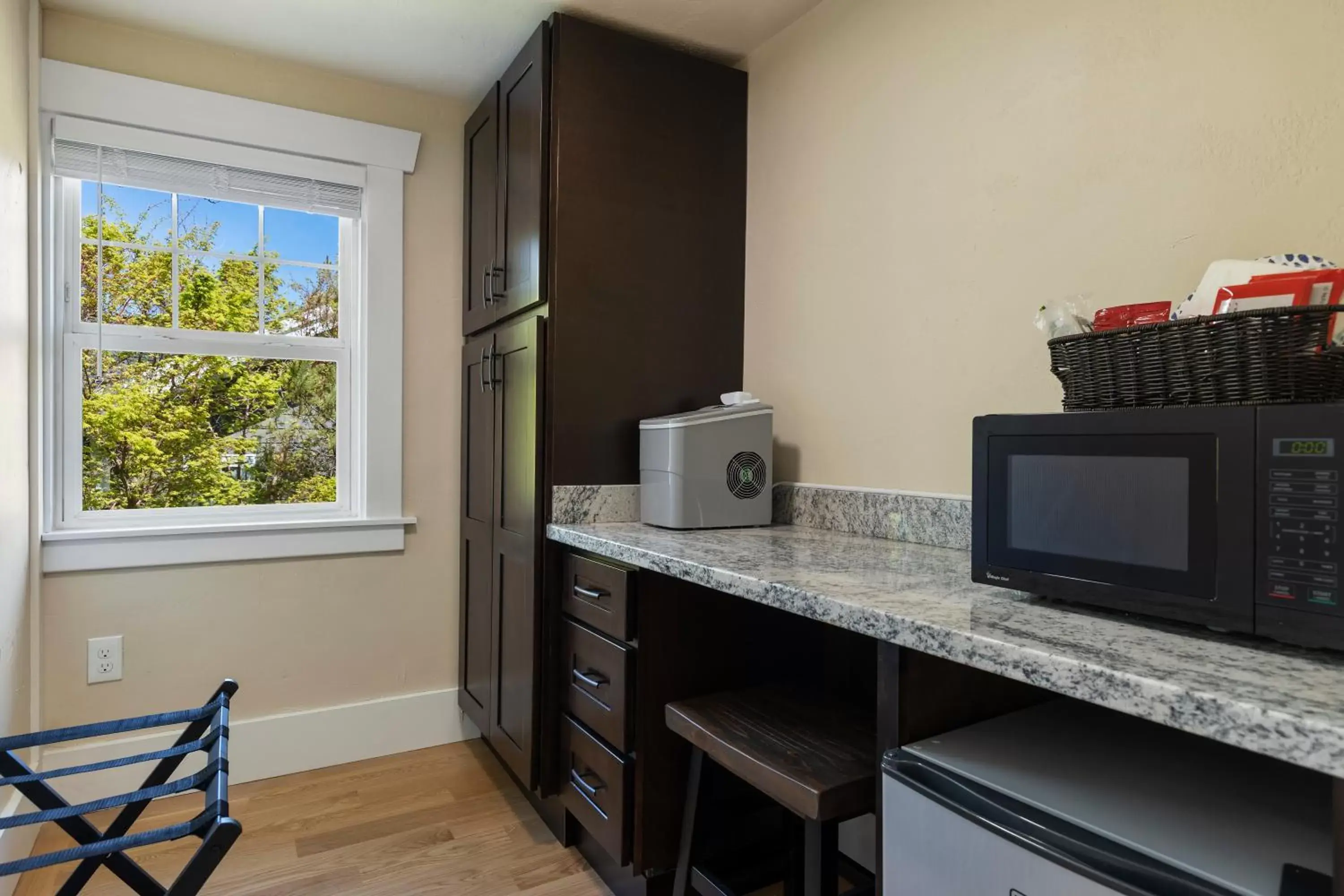 minibar, TV/Entertainment Center in Waterfront Inn