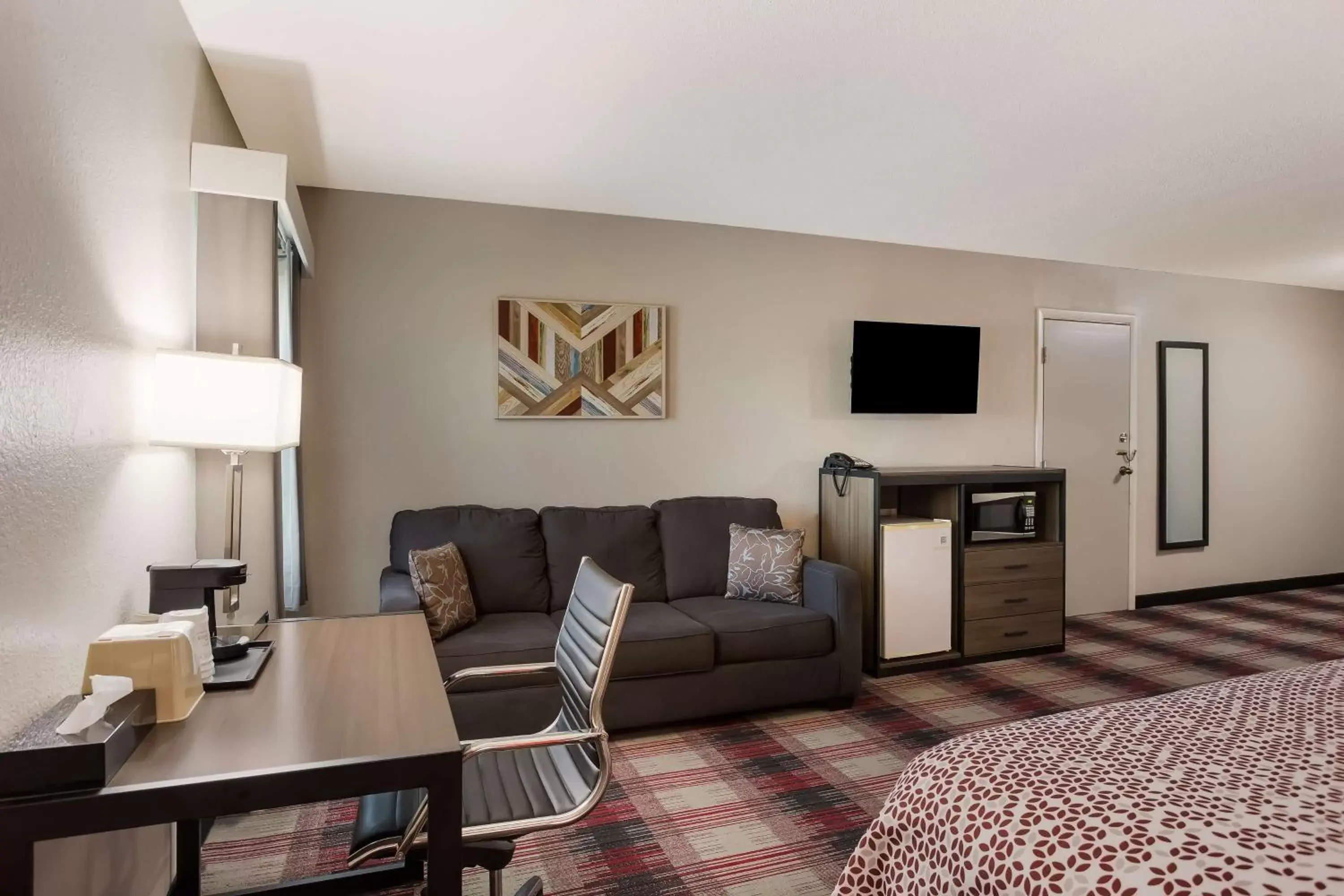 Bedroom, Seating Area in SureStay Hotel by Best Western Higginsville