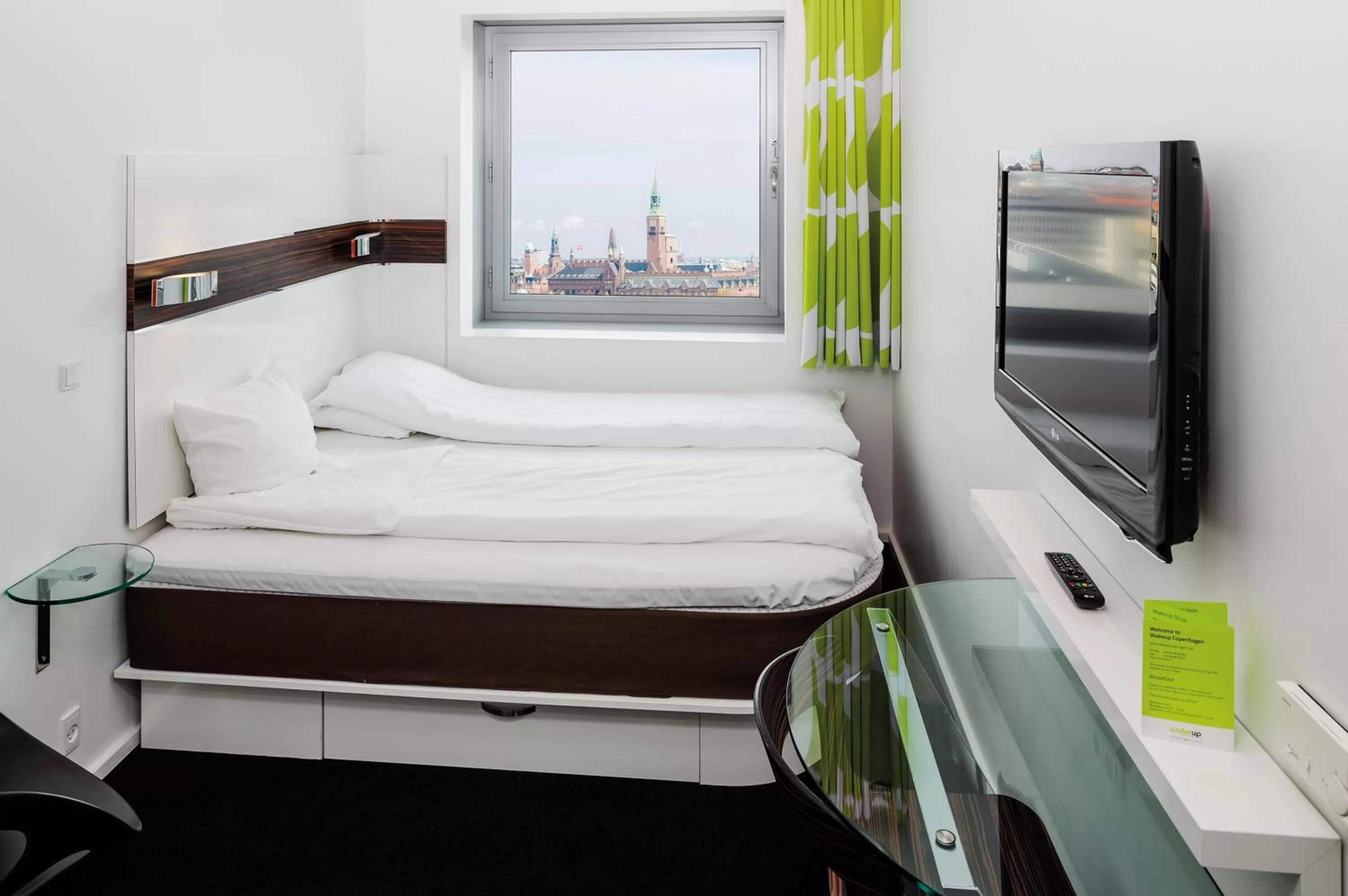 Photo of the whole room, Bed in Wakeup Copenhagen - Carsten Niebuhrs Gade