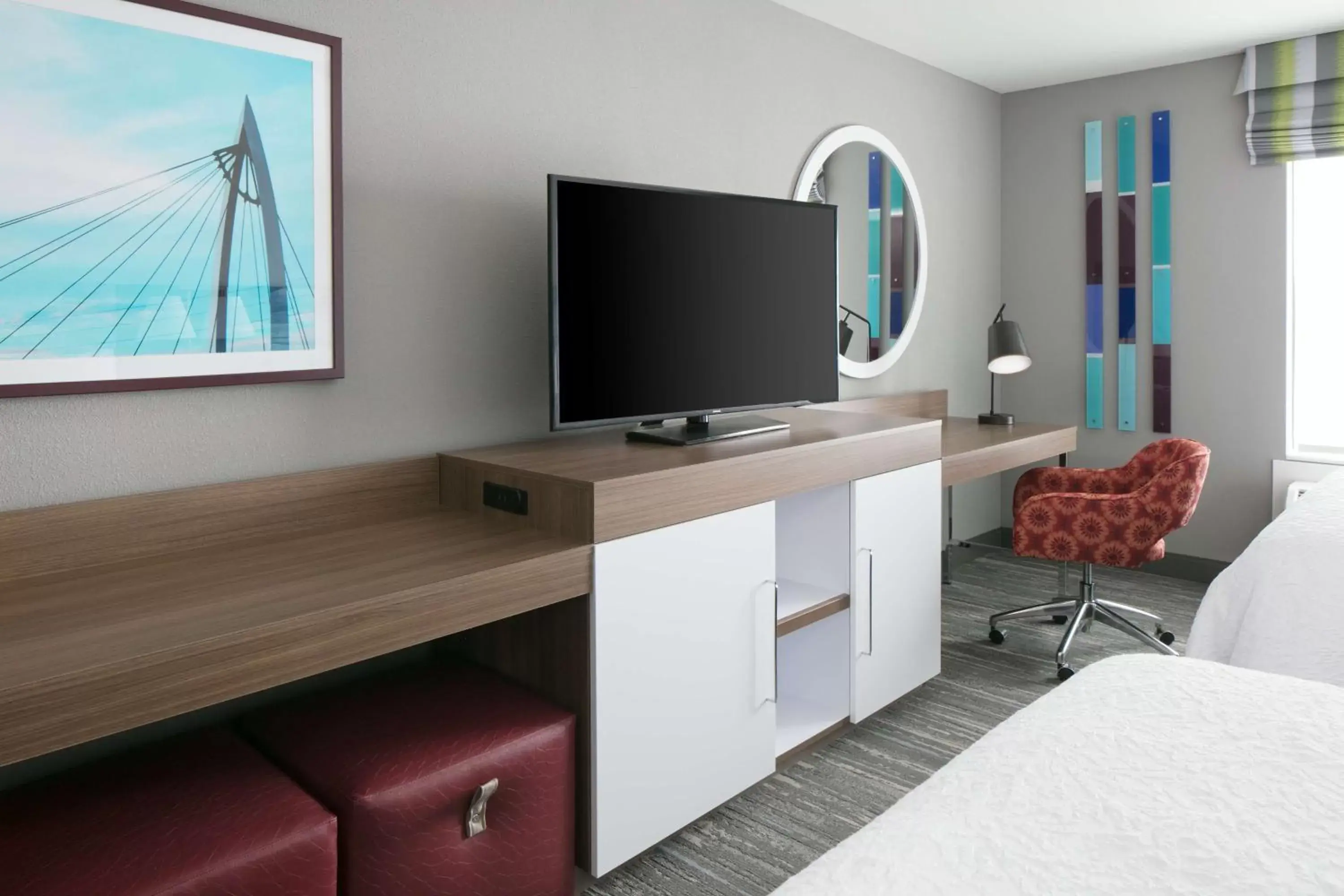 Bedroom, TV/Entertainment Center in Hampton Inn By Hilton Wichita Northwest