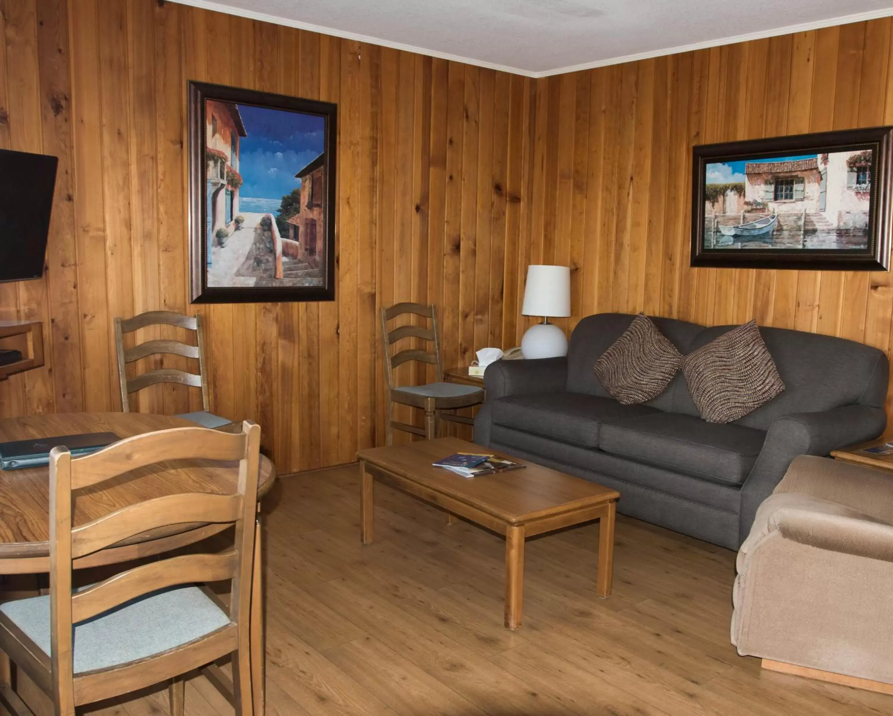 Living room, Seating Area in The Cedarwood Inn & Suites