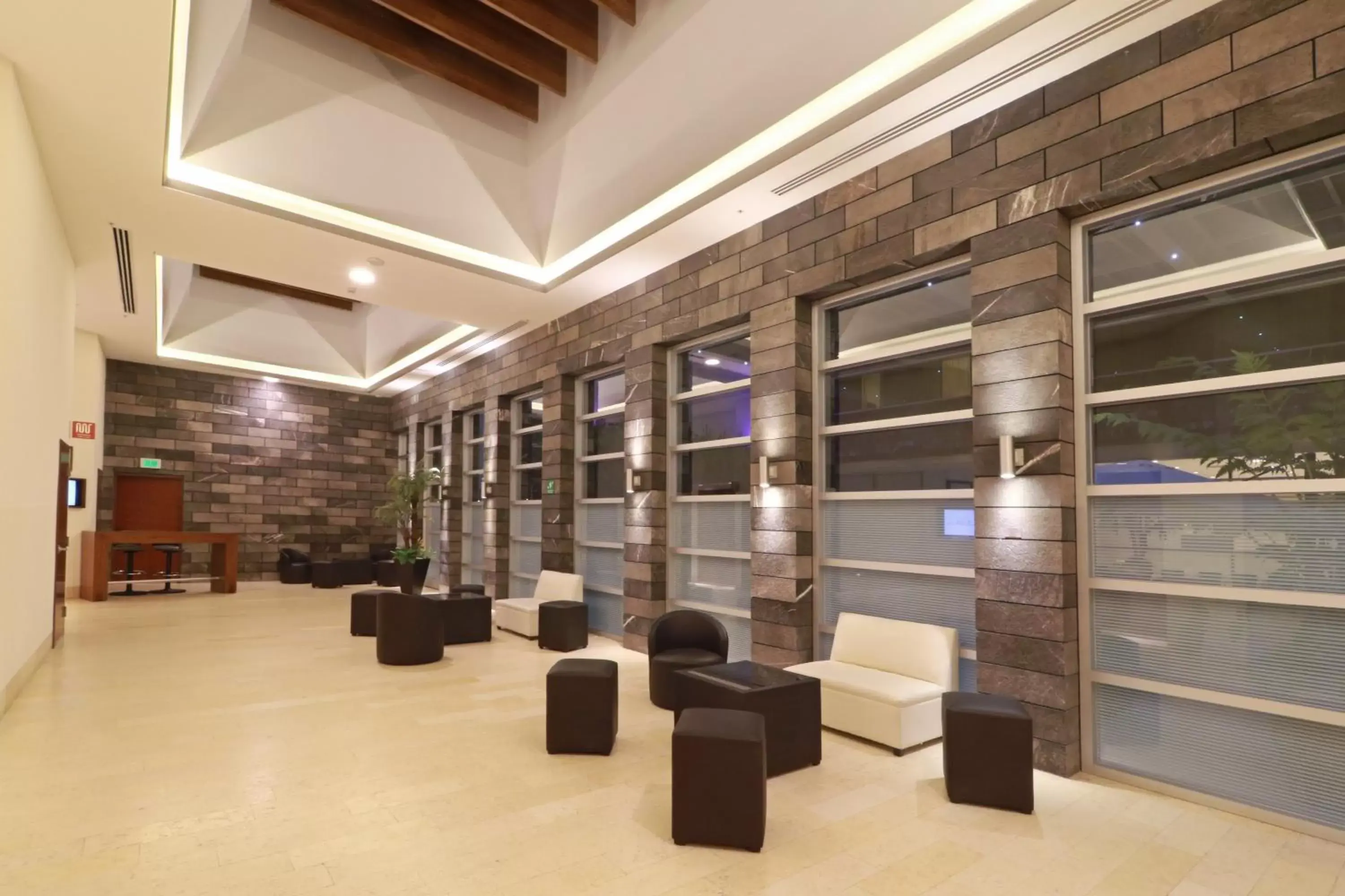 Lobby or reception, Fitness Center/Facilities in Holiday Inn & Suites Plaza Mayor, an IHG Hotel