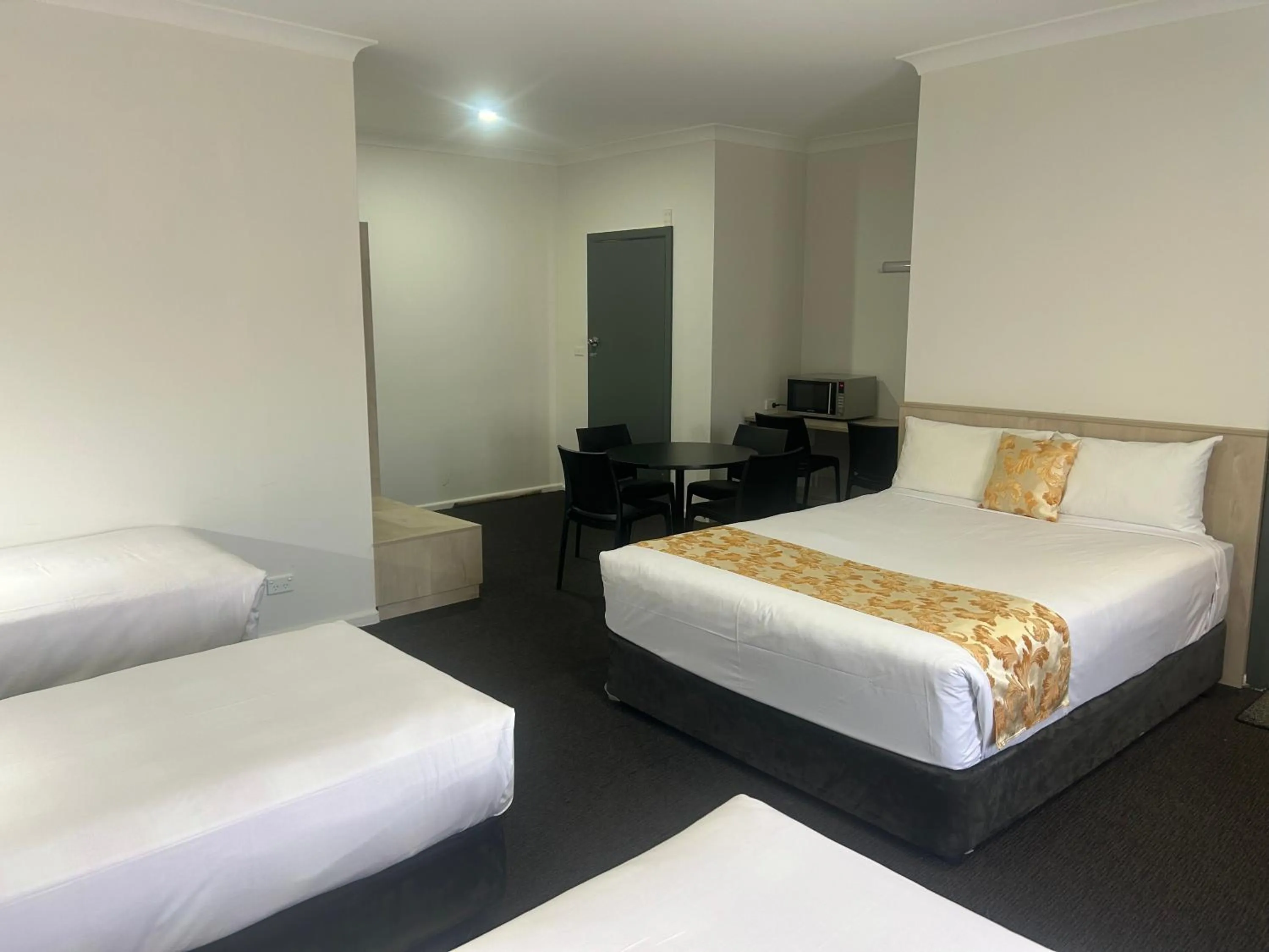 Bed in Country Lodge Motor Inn