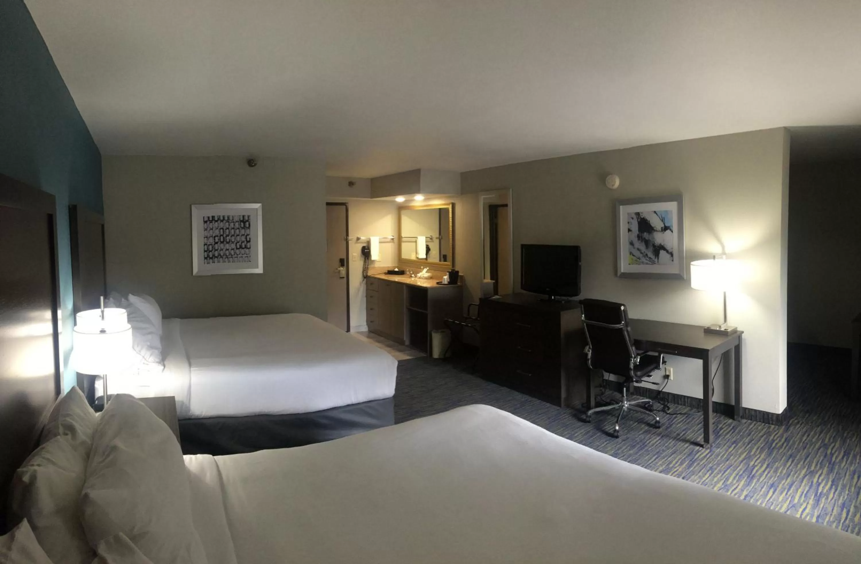 Photo of the whole room, Bed in Holiday Inn Express & Suites Fayetteville University of Arkansas Area by IHG