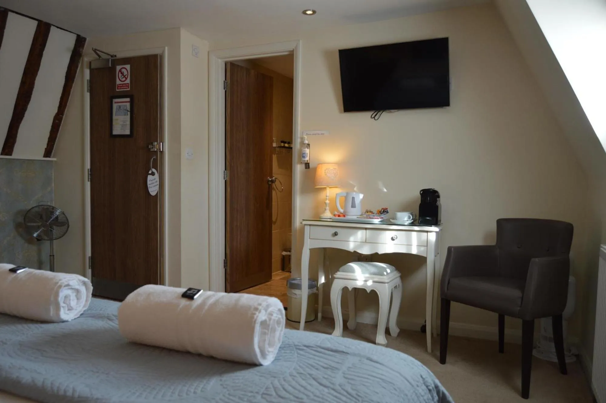 Bed in Le Bouchon Brasserie & Hotel