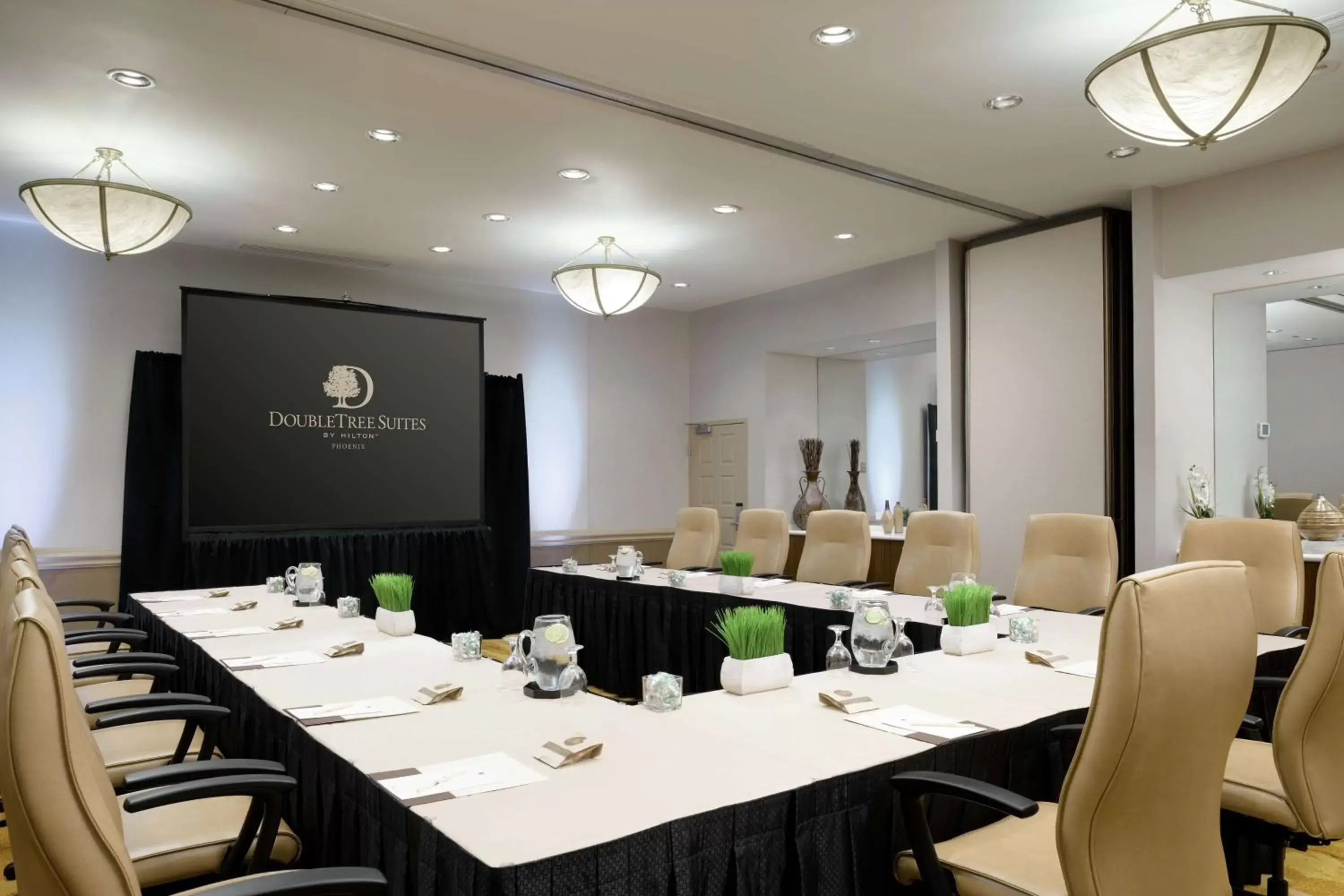 Meeting/conference room in DoubleTree Suites by Hilton Phoenix
