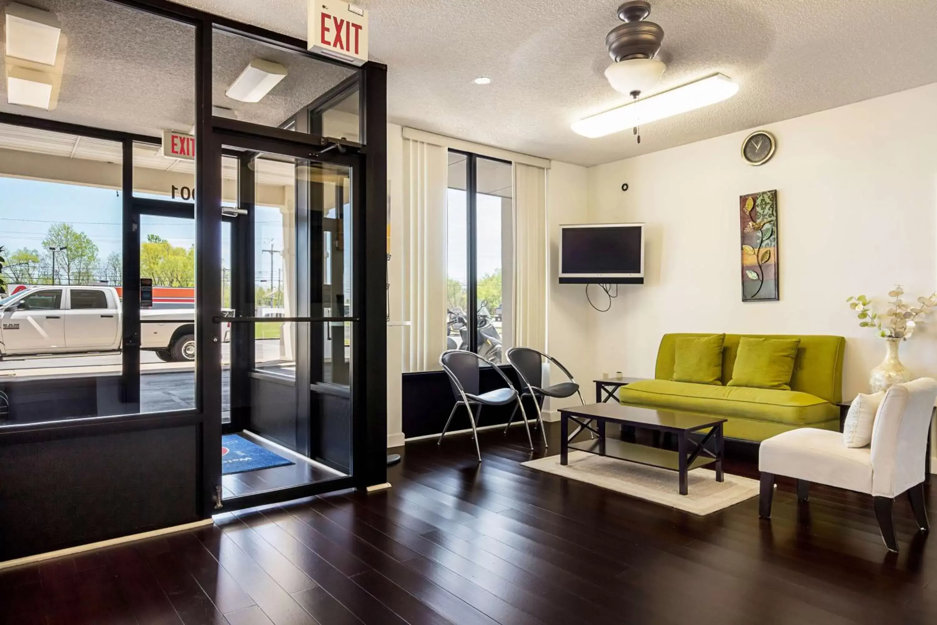 Communal lounge/ TV room, Seating Area in Motel 6-Covington, TN