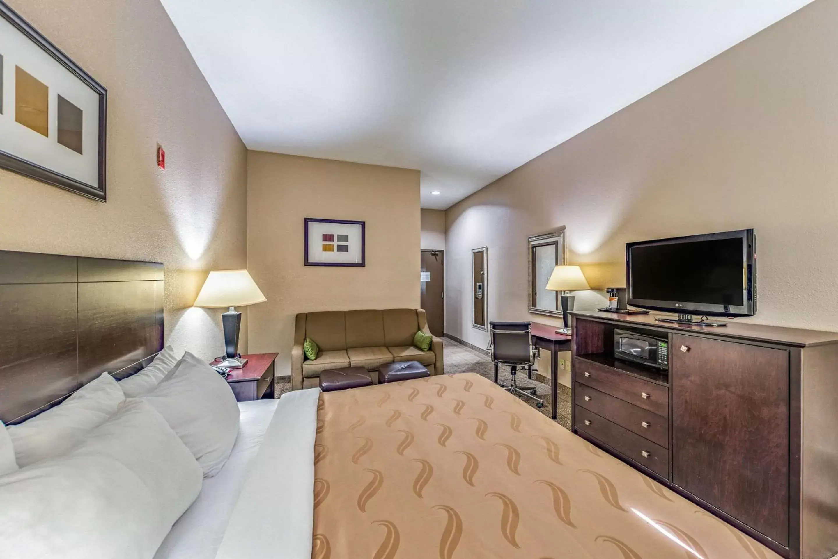 Photo of the whole room, TV/Entertainment Center in Quality Inn West Plano - Dallas