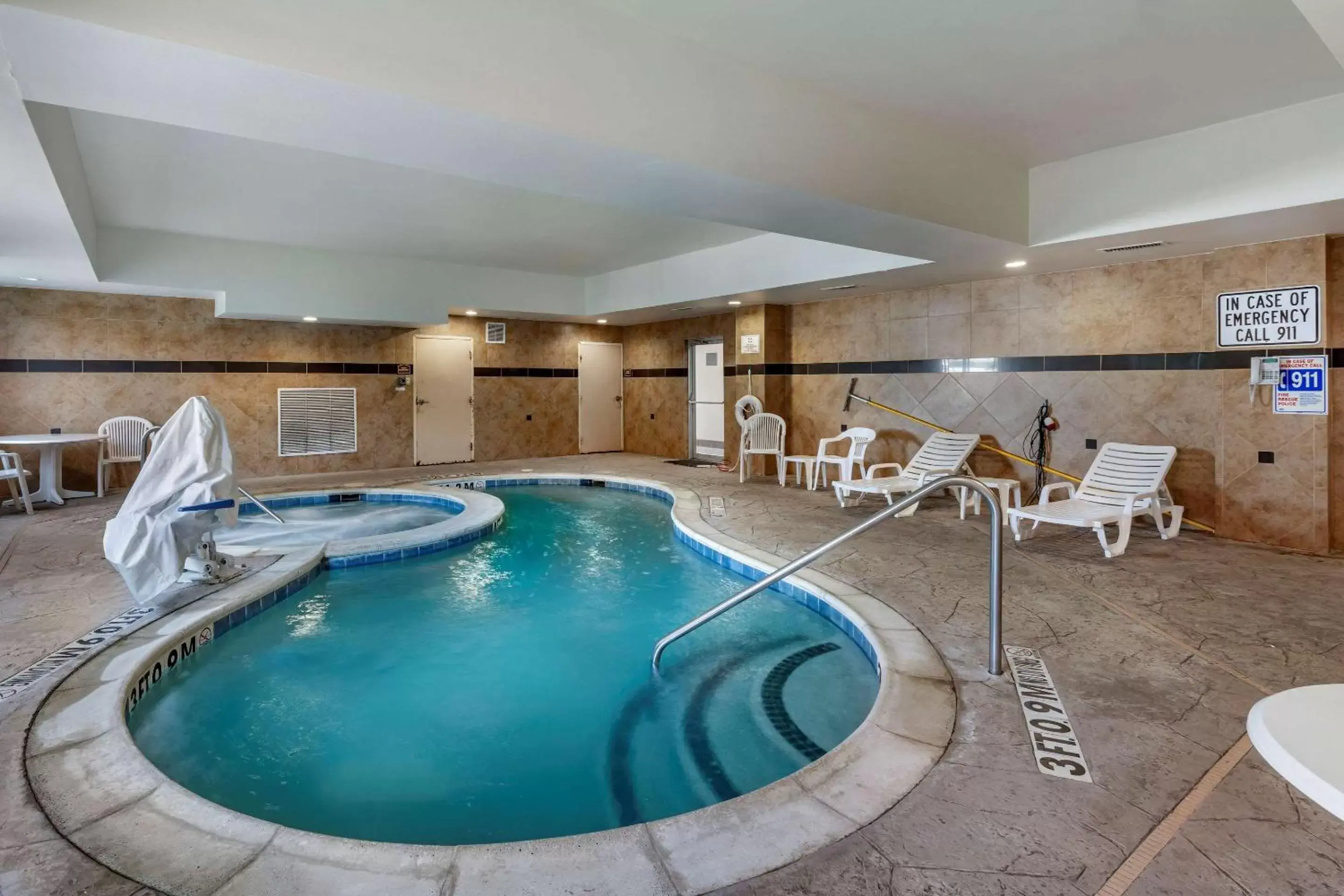 On site, Swimming Pool in Comfort Suites Plano - Dallas North