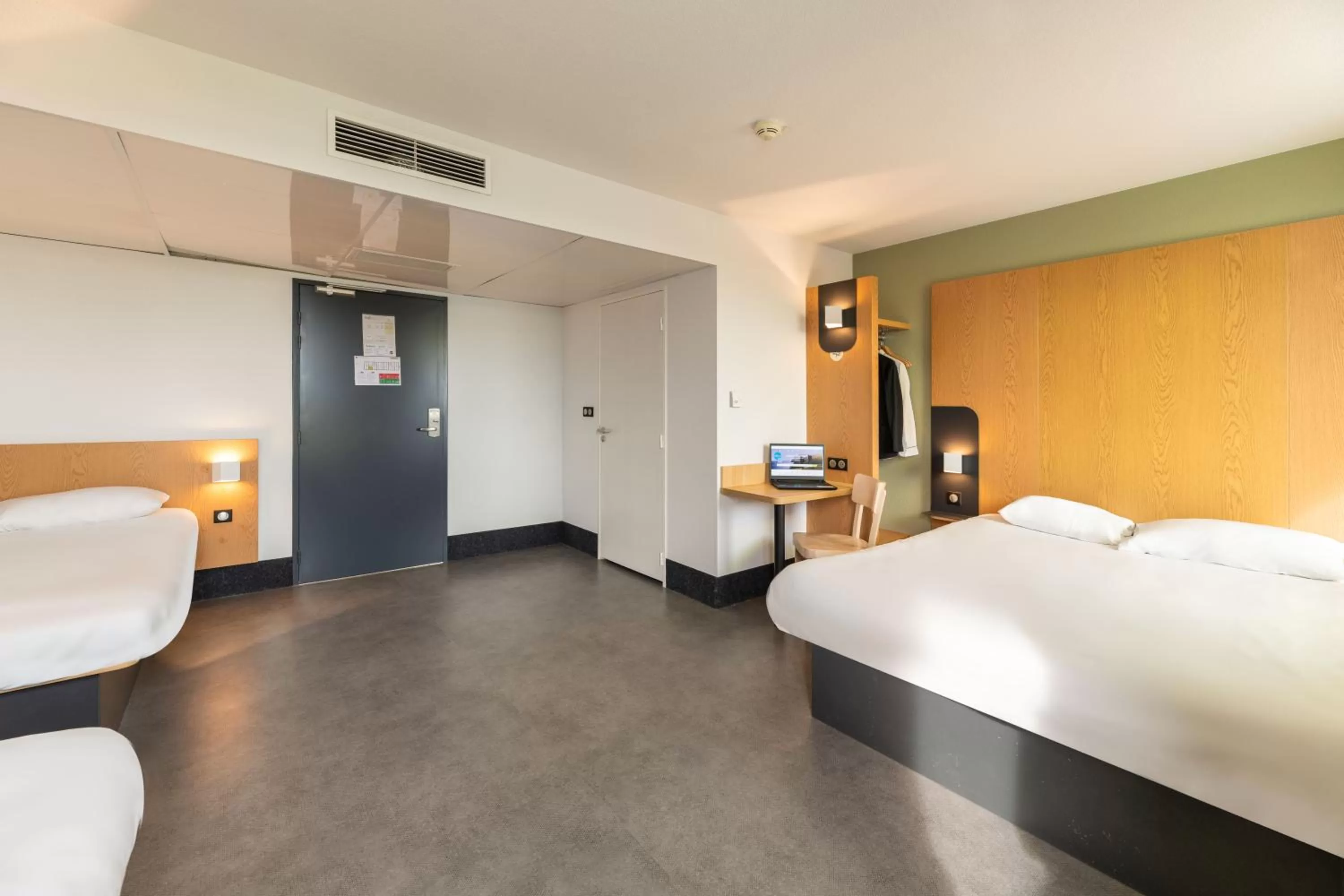 Bedroom, Bed in B&B HOTEL Lyon Sud États-Unis