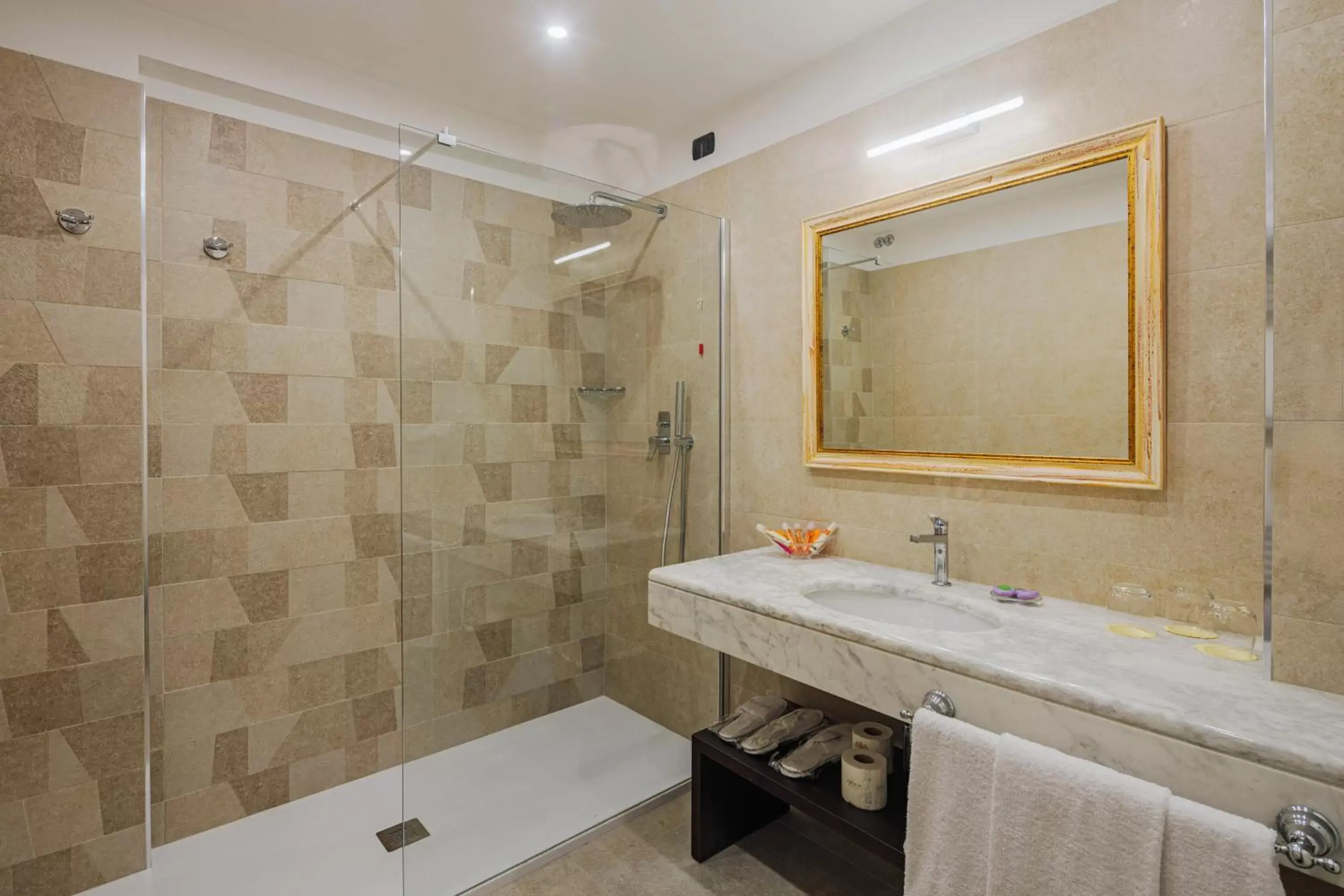 Shower, Bathroom in Hotel Excelsior