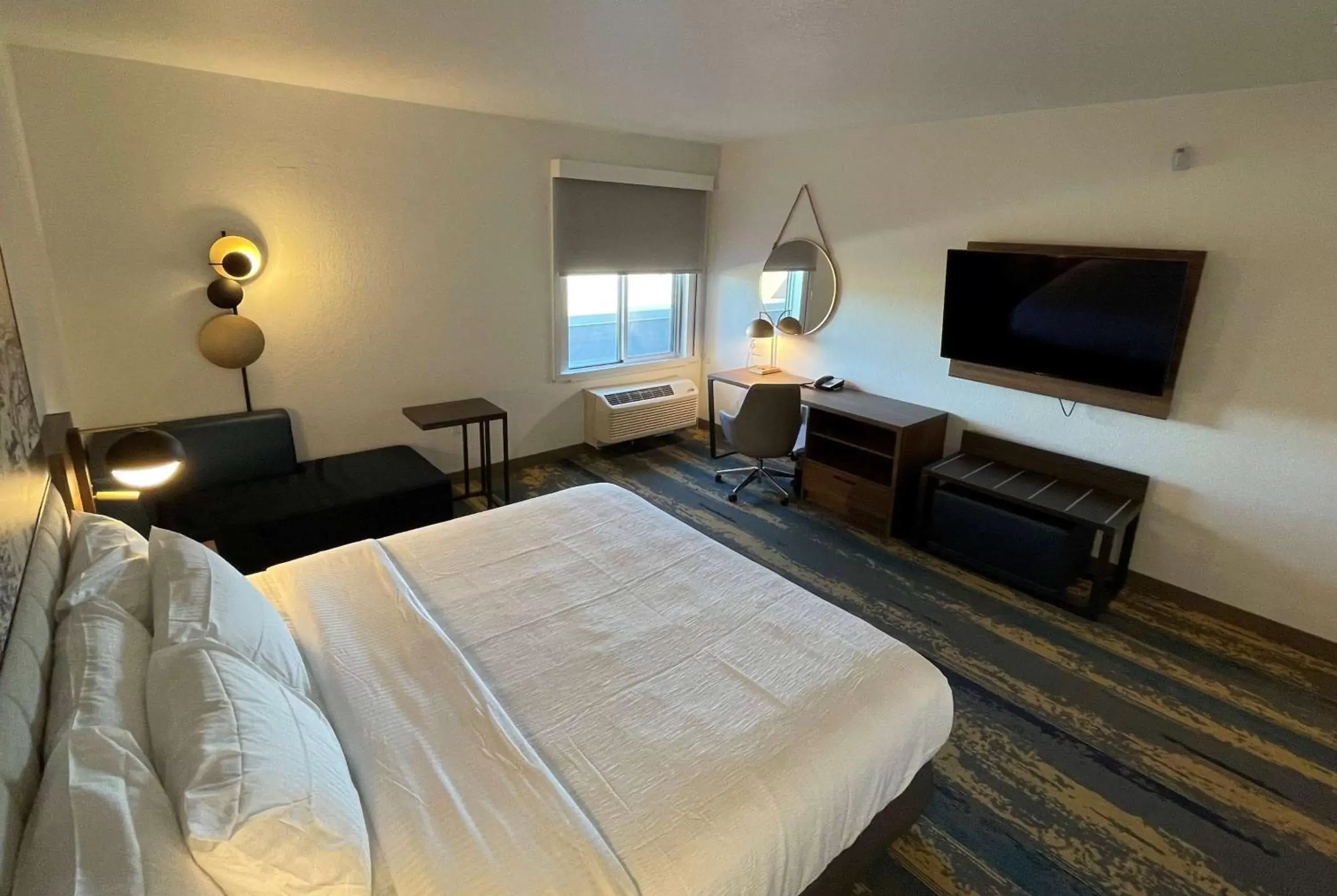 Photo of the whole room, Bed in La Quinta Inn & Suites by Wyndham Denver Parker