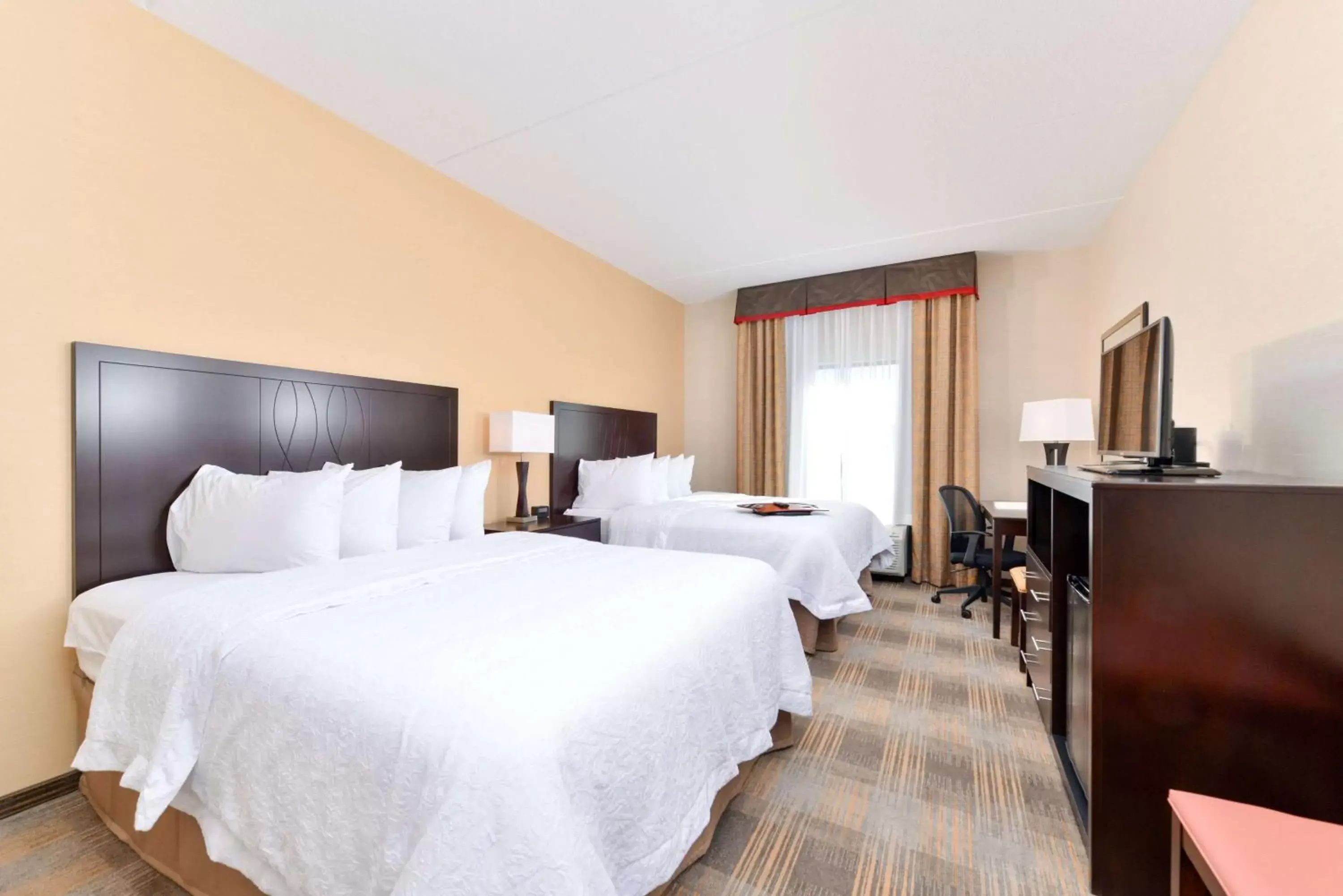 Bed in Hampton Inn & Suites California University-Pittsburgh Bed in Hampton Inn & Suites California University-Pittsburgh