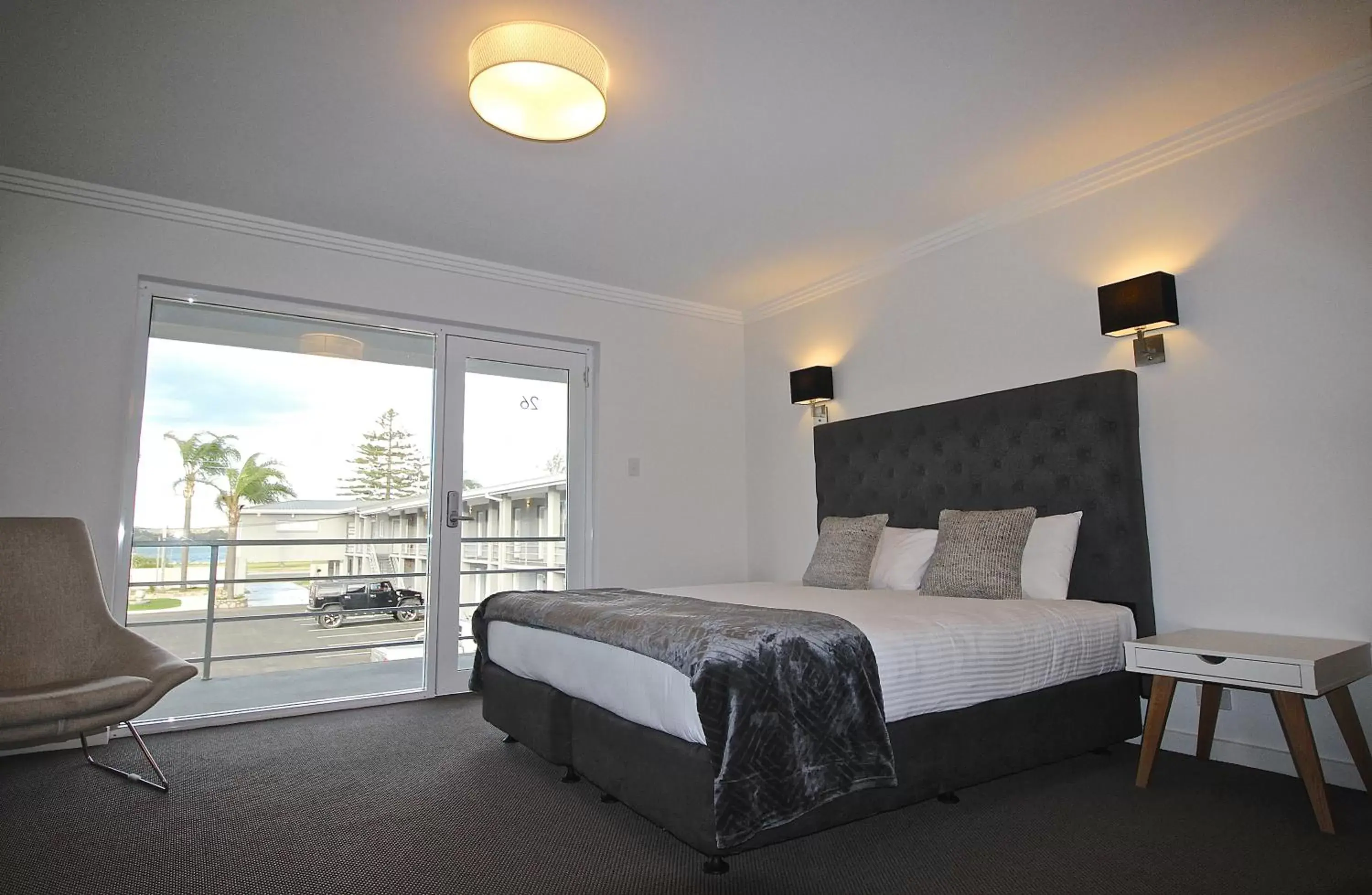 Bedroom, Bed in Quays Hotel