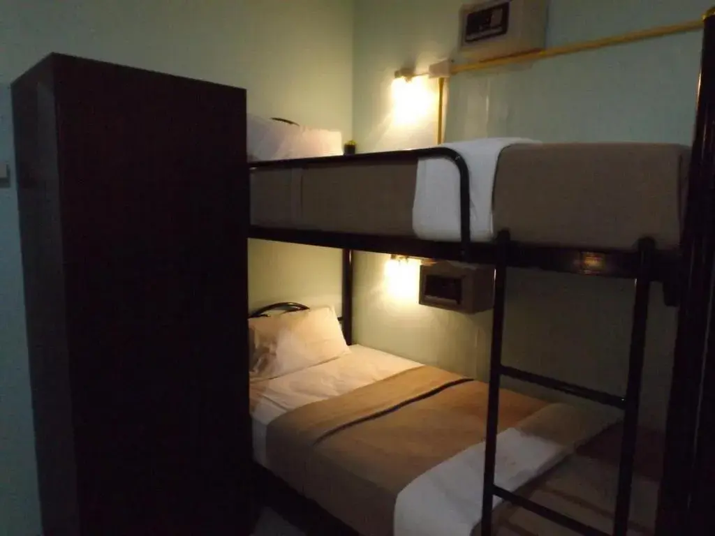 Bunk Bed in Lanta Long Beach Hostels