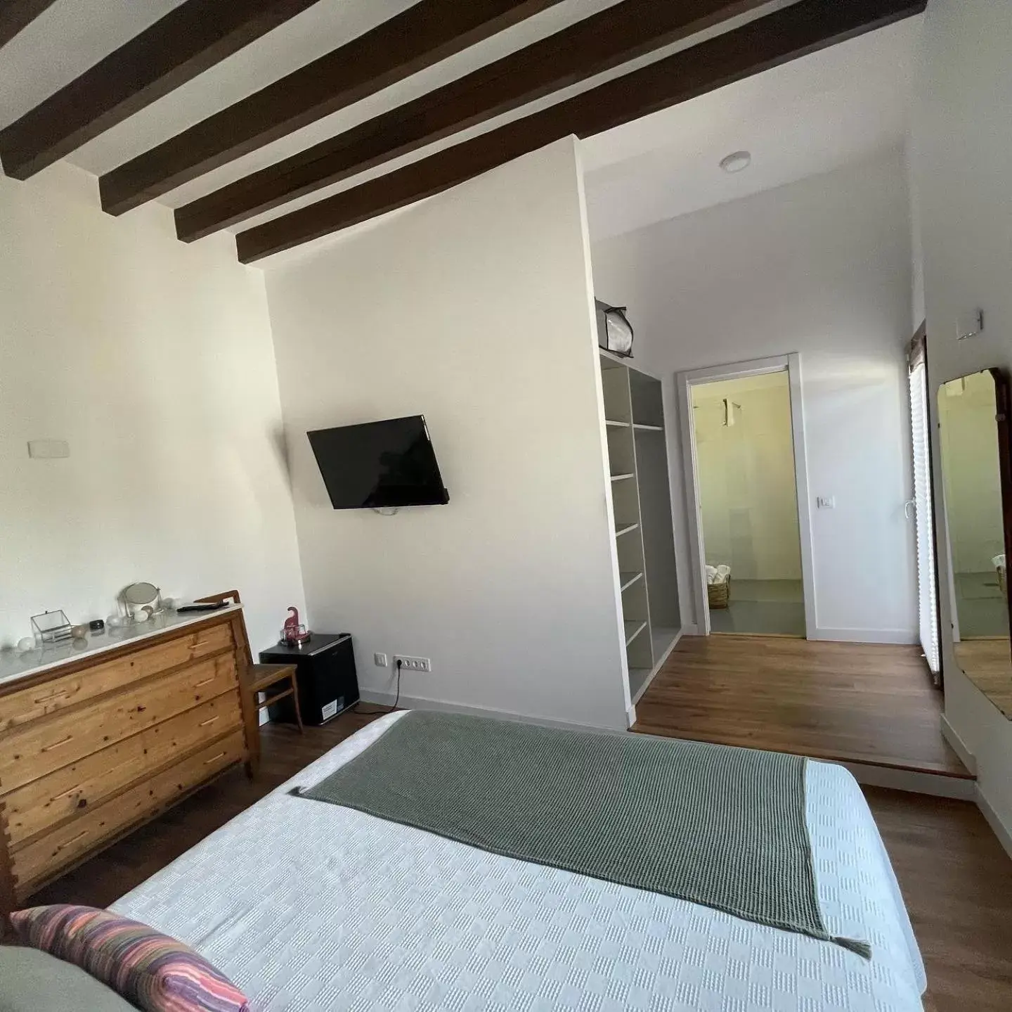 Photo of the whole room, Bed in Vila Alaró TI