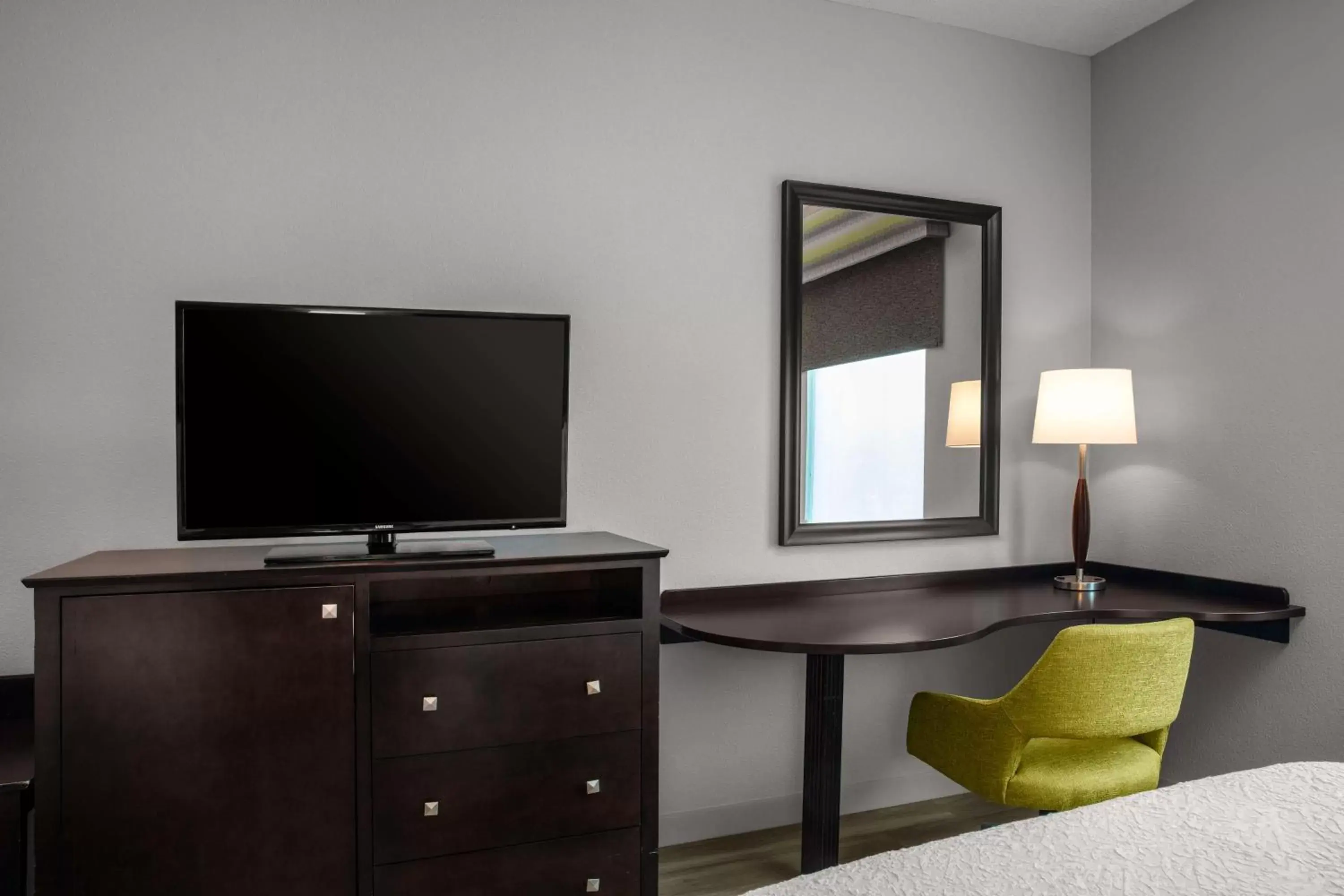 Bedroom, TV/Entertainment Center in Hampton Inn & Suites Homestead Miami South