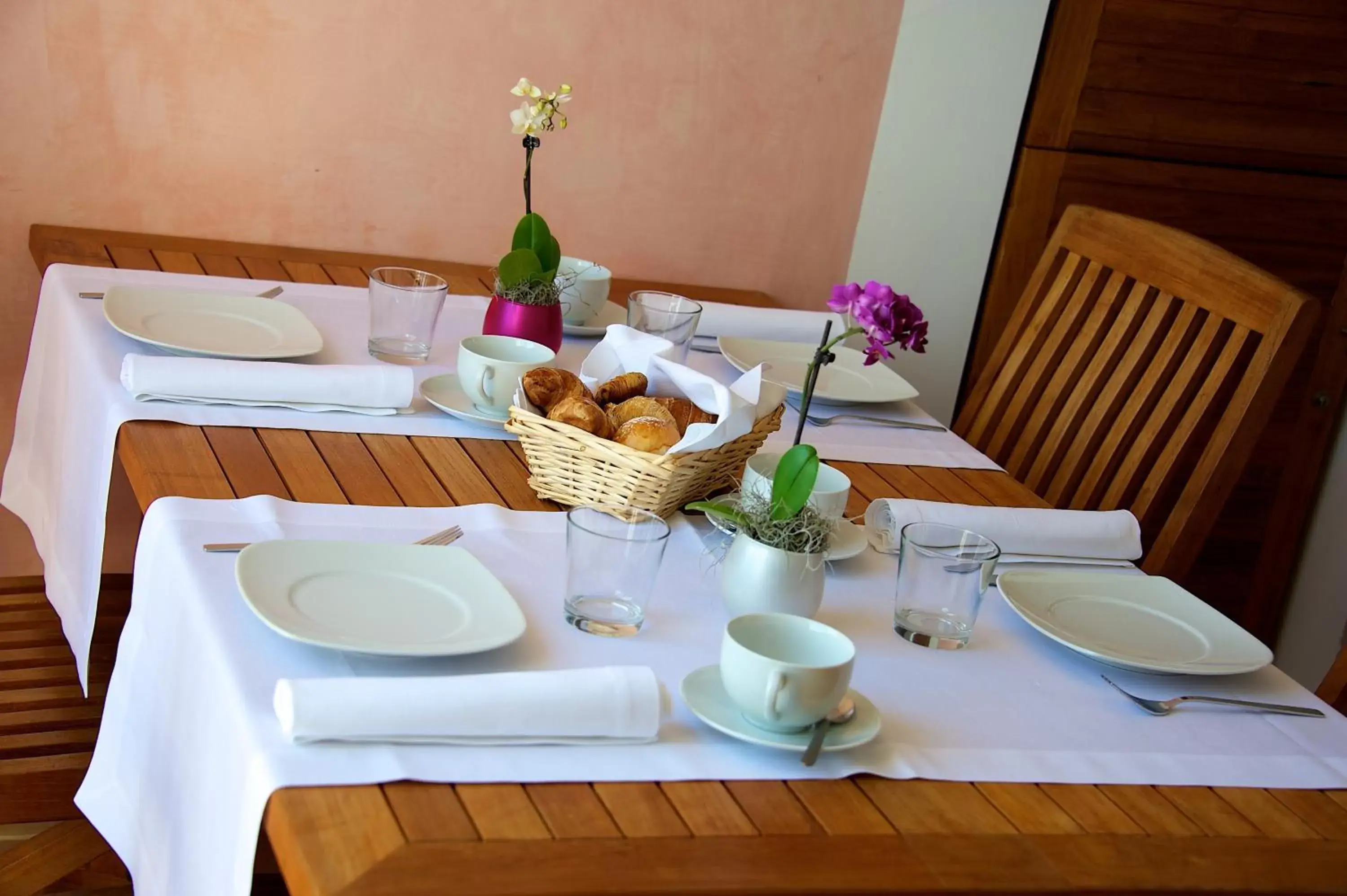 Restaurant/places to eat, Dining Area in Villa Lieta