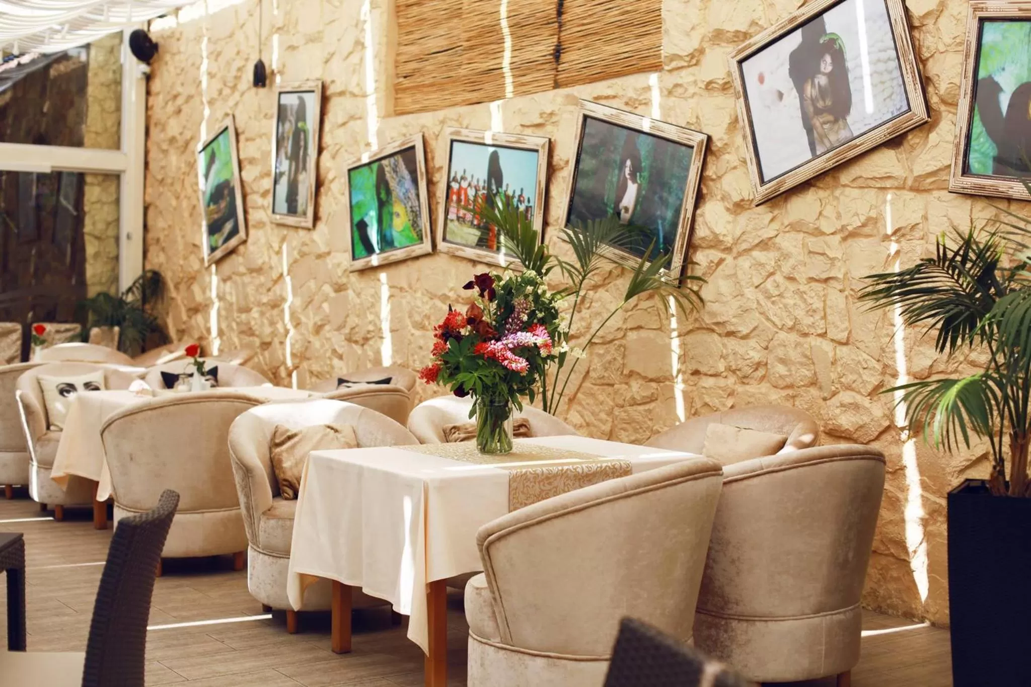 Restaurant/places to eat in Nadiya Hotel