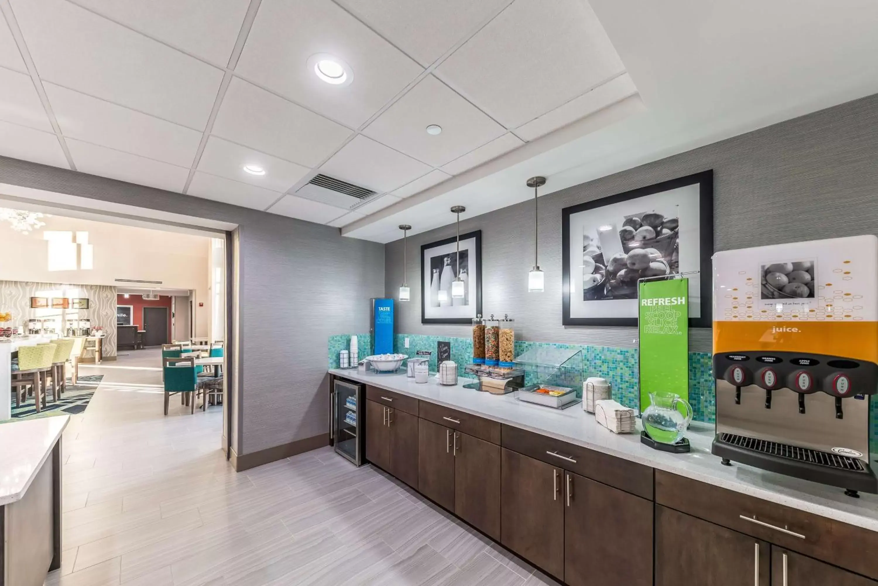 Dining area, Kitchen/Kitchenette in Hampton Inn & Suites Pryor, Ok