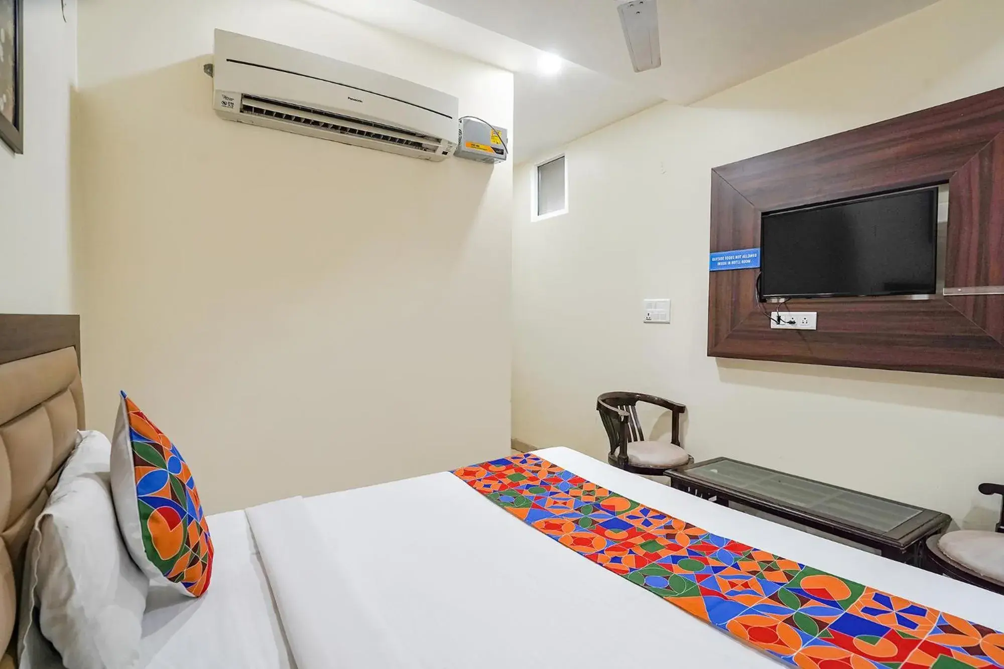 Communal lounge/ TV room, Bed in FabHotel Cloud 9 Shopprix Mall