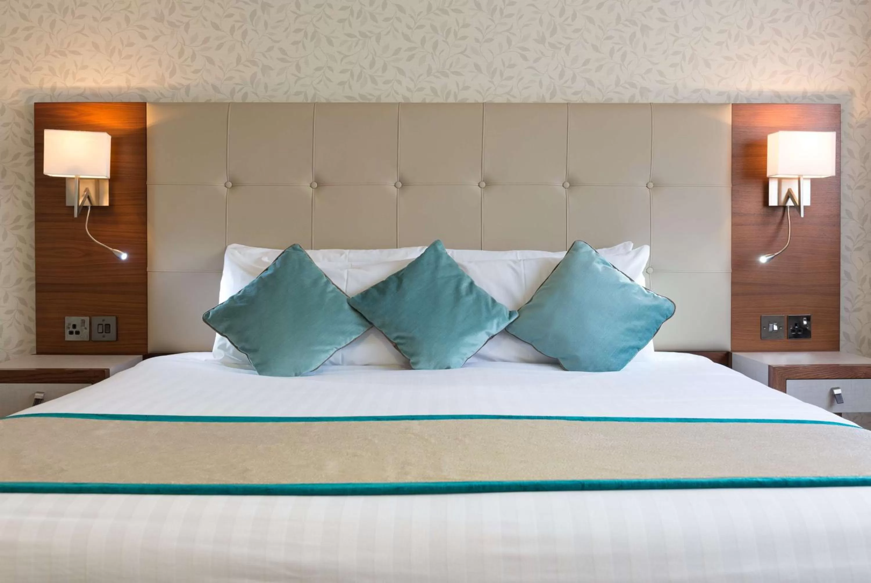 Photo of the whole room, Bed in Best Western Red Lion Hotel