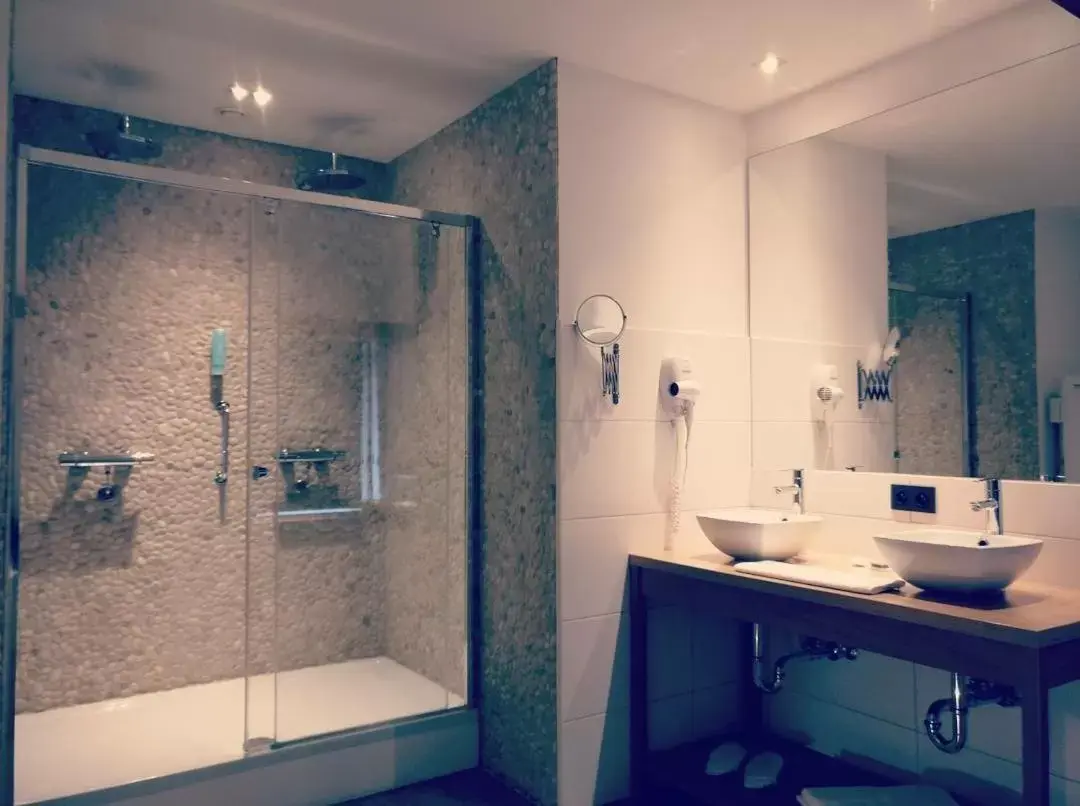 Shower, Bathroom in Hotel du Commerce