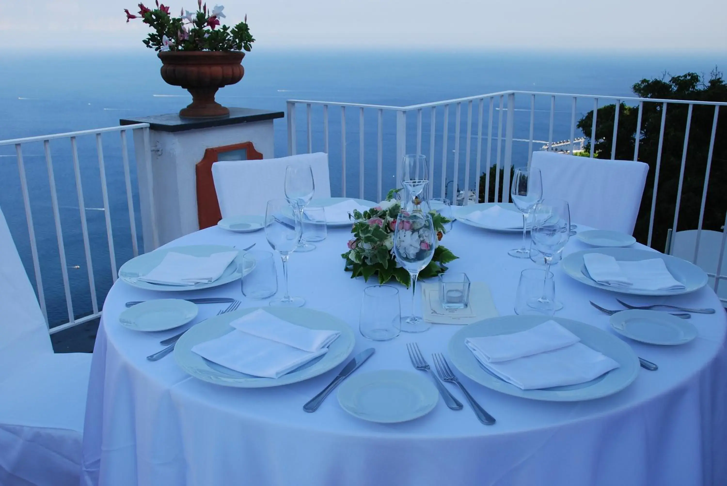 Restaurant/Places to Eat in Hotel Villa Fraulo