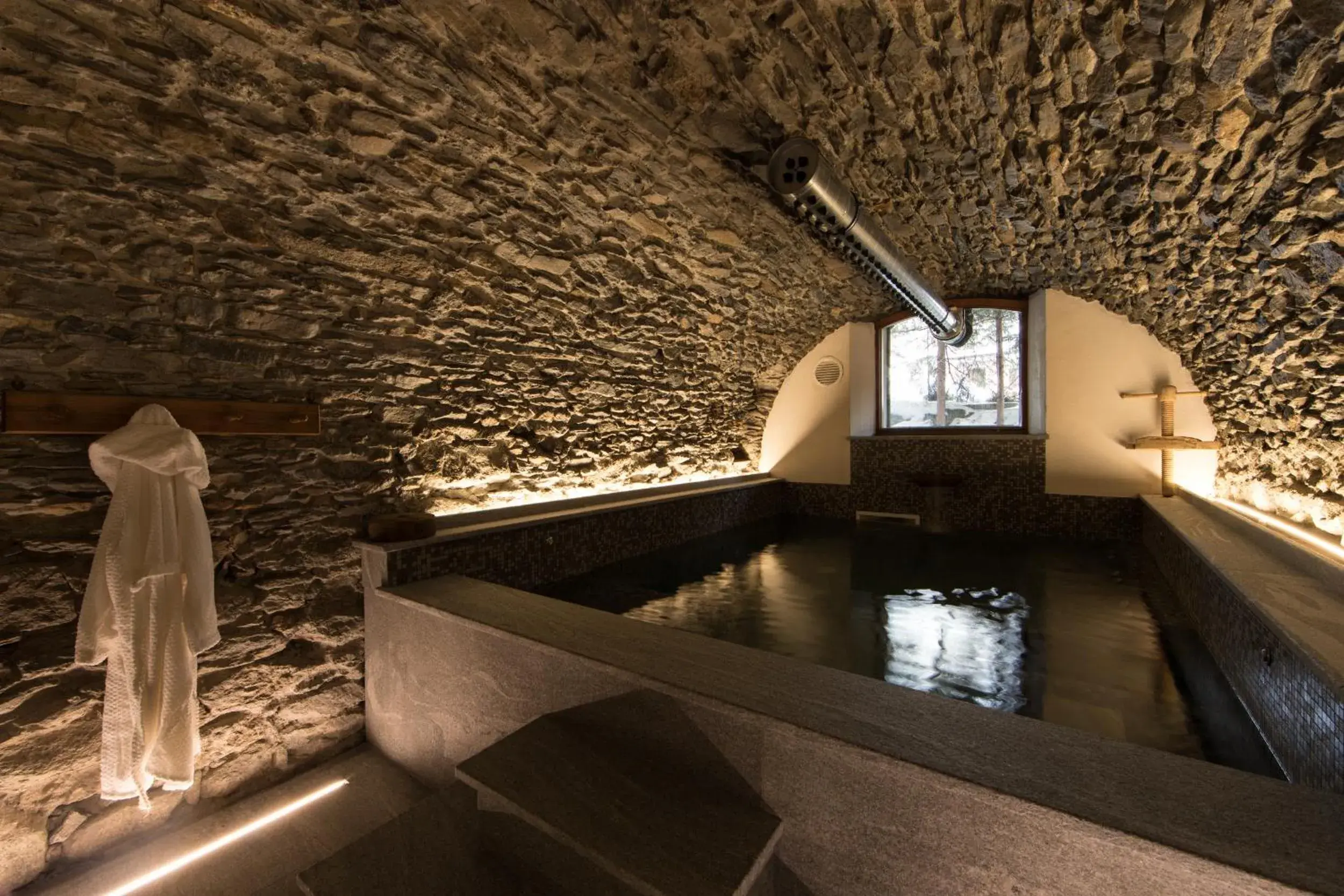 Hot Tub, Swimming Pool in Hotel Berthod