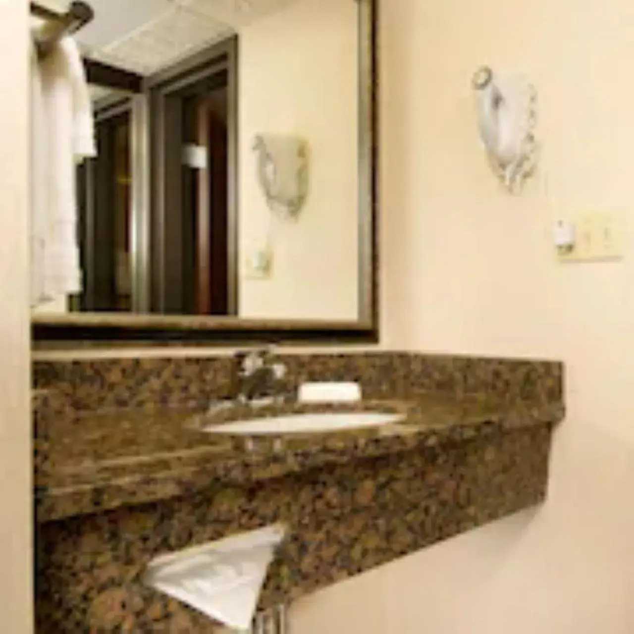 Bathroom in Hotel Lotus Kansas City Merriam