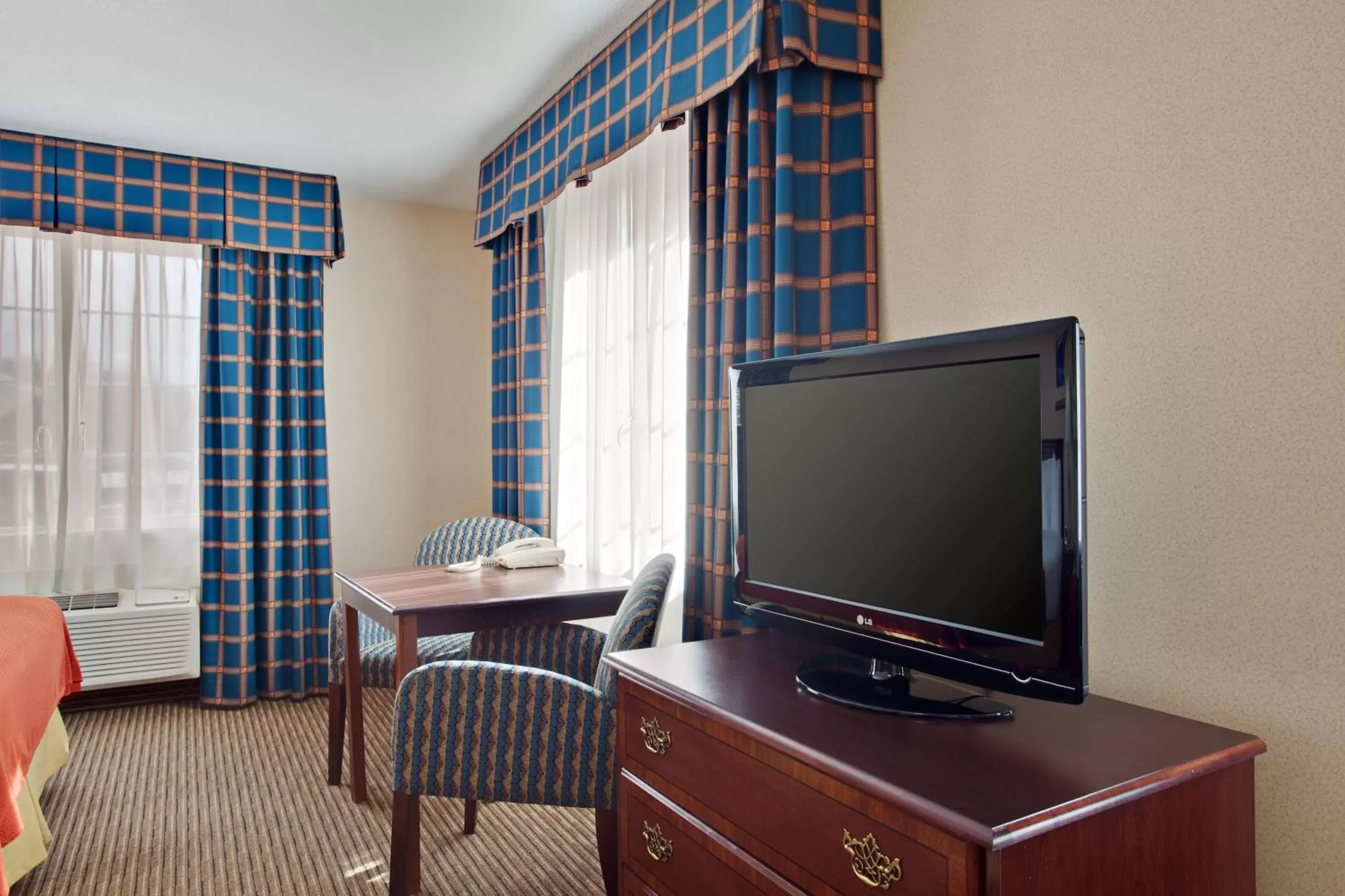 Seating area, TV/Entertainment Center in Holiday Inn Express & Suites Jackson, an IHG Hotel