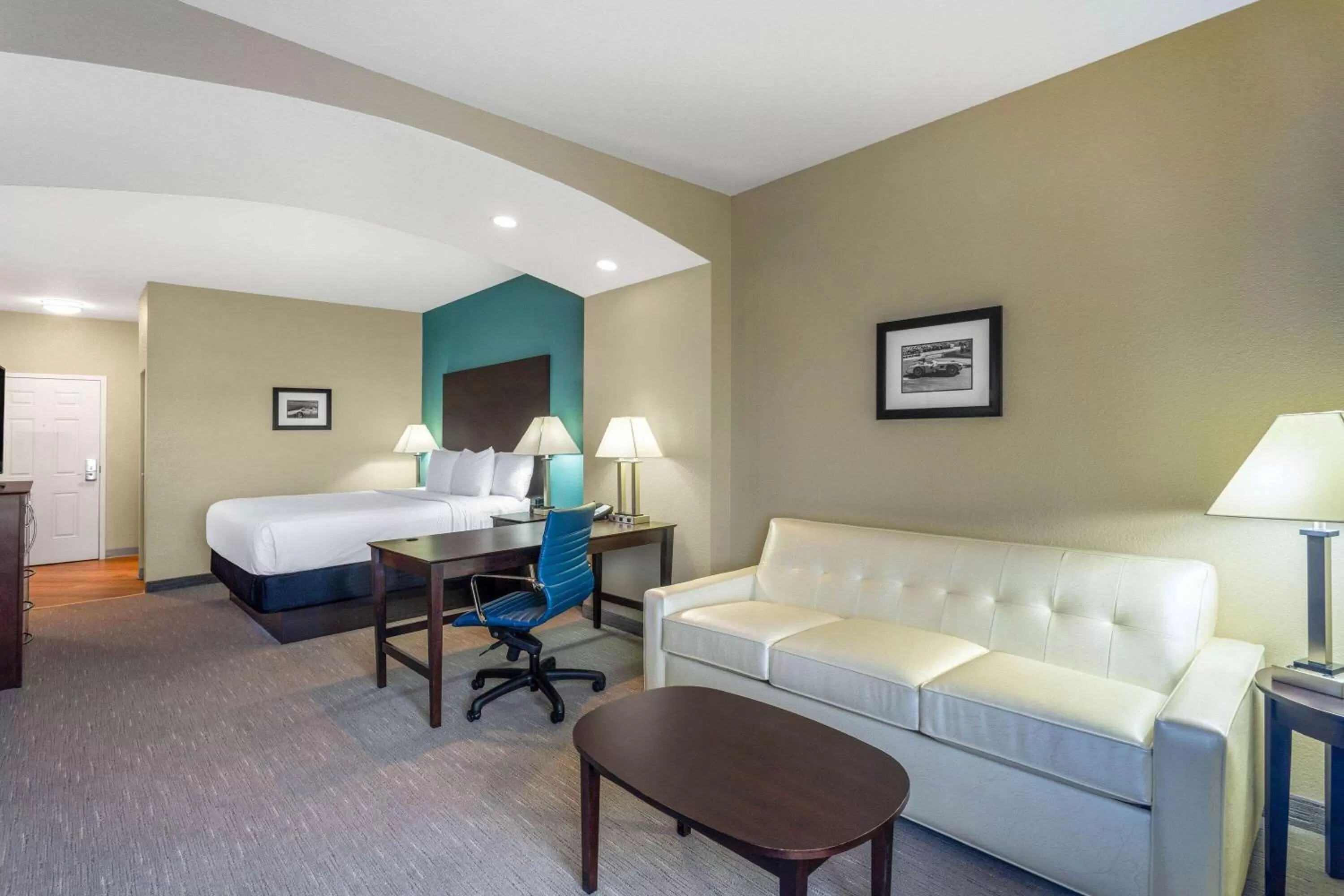 Photo of the whole room, Bed in La Quinta by Wyndham Sebring