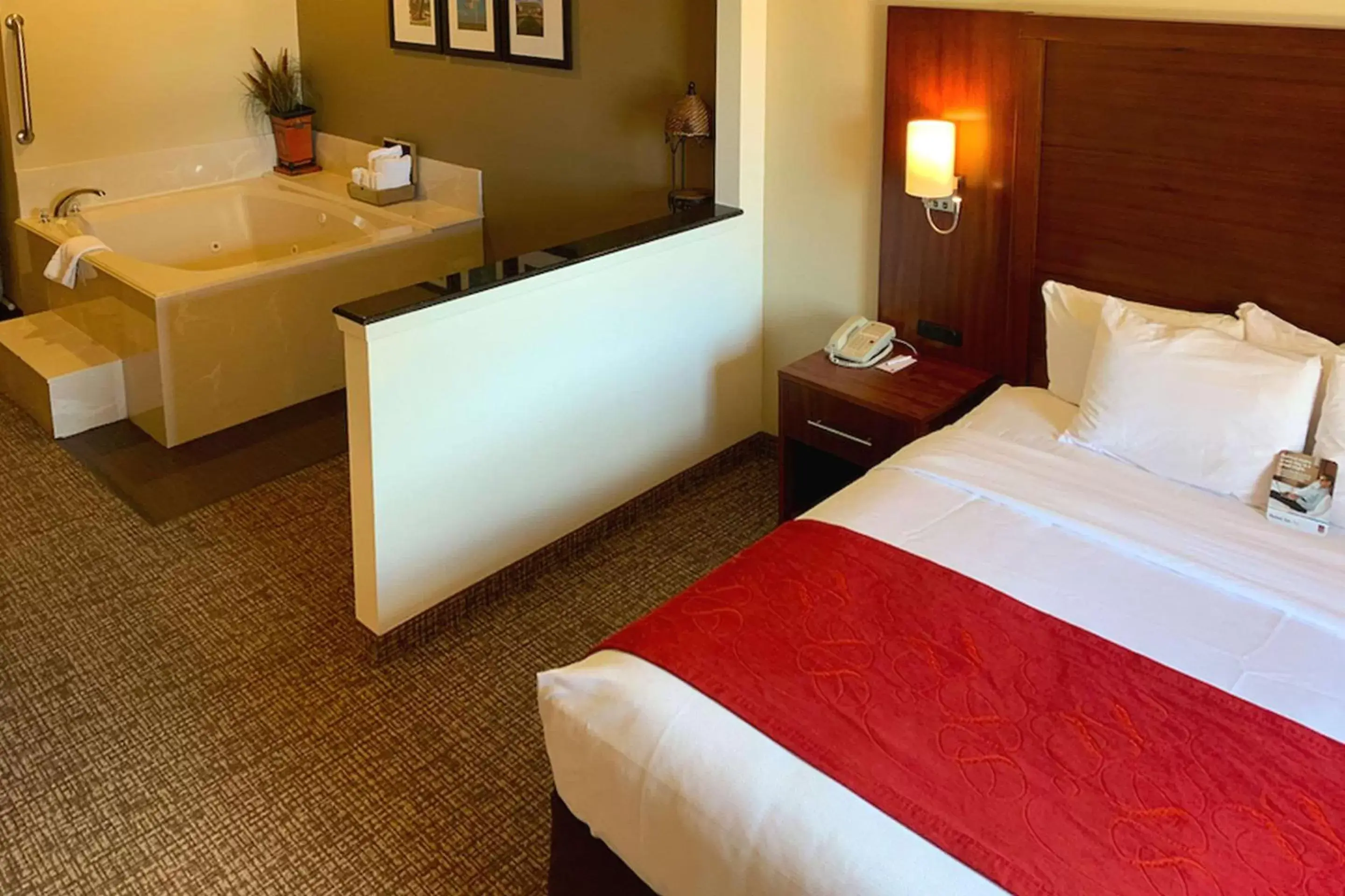 Photo of the whole room, Bed in Comfort Suites Texas Avenue