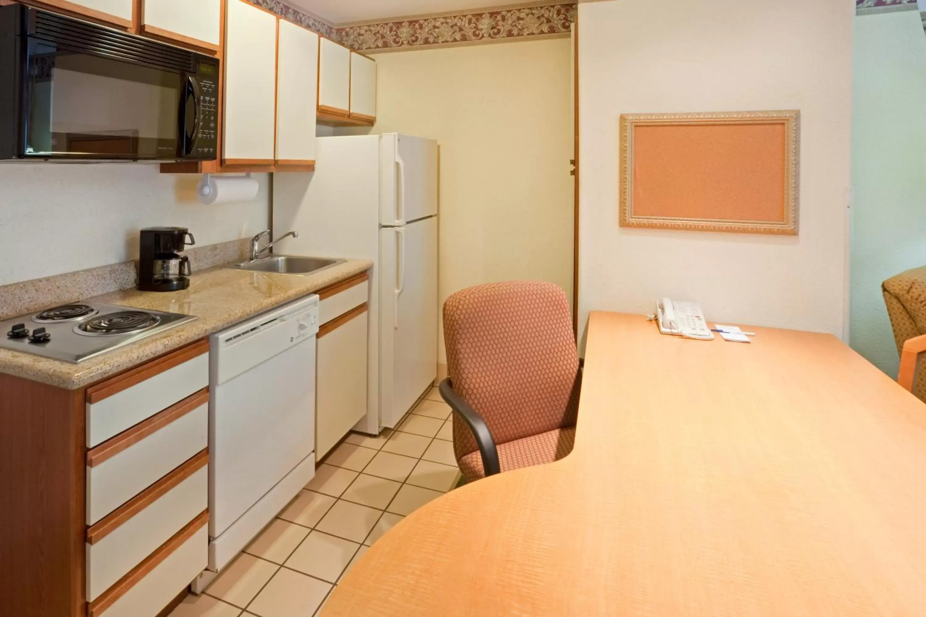 Bedroom, Kitchen/Kitchenette in Candlewood Suites Tyler, an IHG Hotel