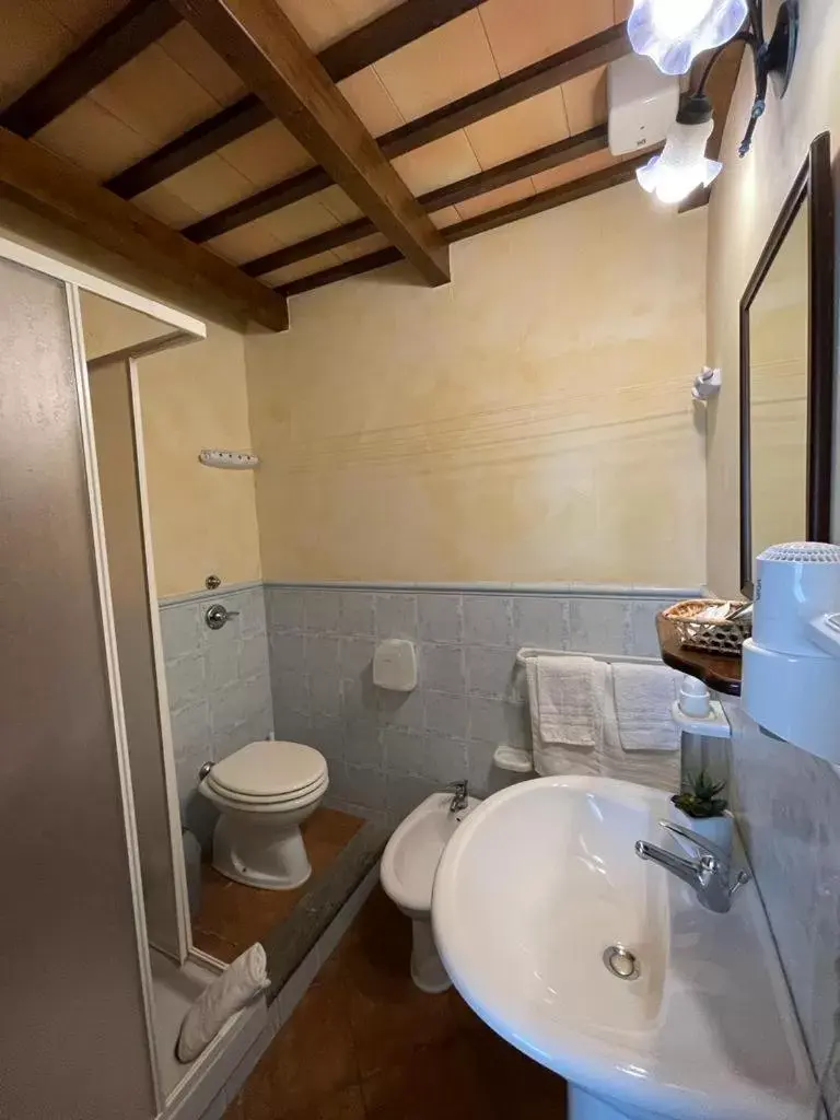 Bathroom in Ai Dammusi Rooms