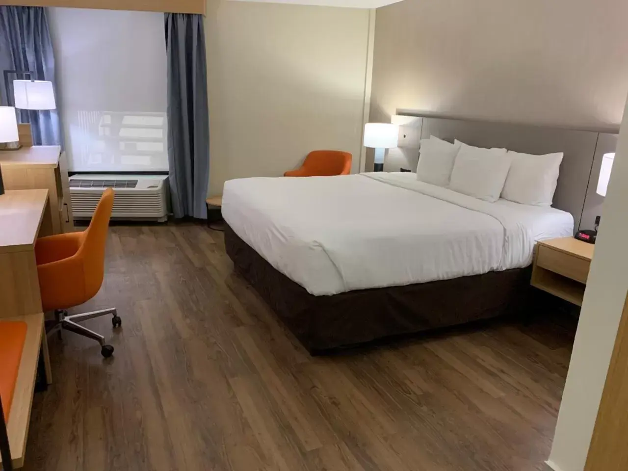 Photo of the whole room, Bed in Comfort Inn & Suites Nashville Downtown - Stadium