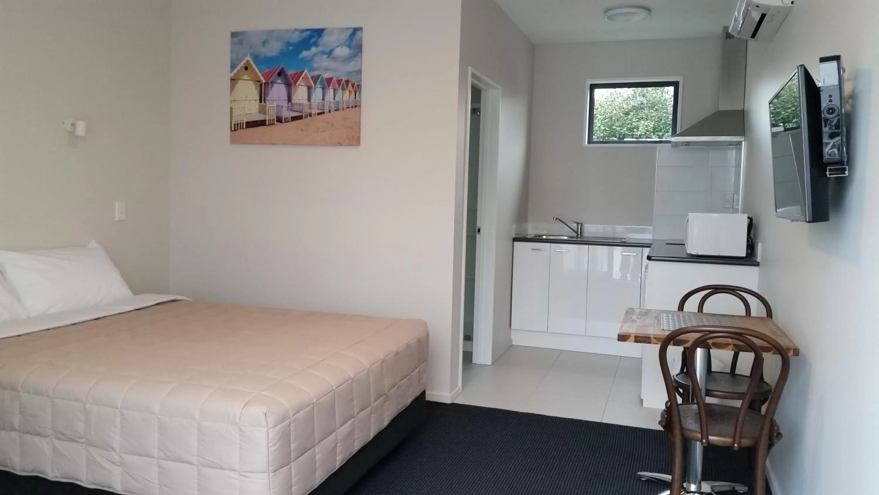 Photo of the whole room, Bed in 319 Addington Motel